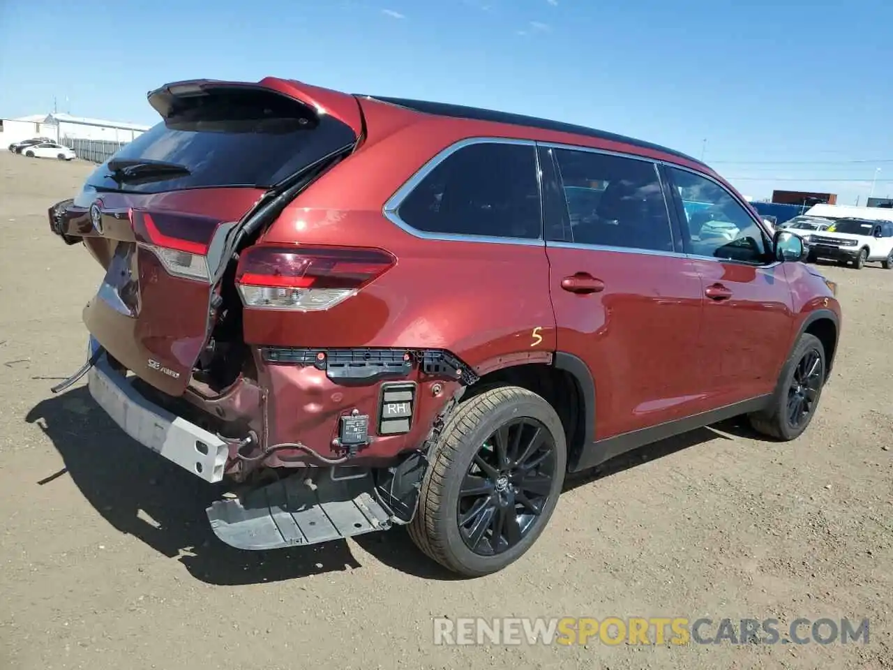 4 Photograph of a damaged car 5TDJZRFH2KS931529 TOYOTA HIGHLANDER 2019