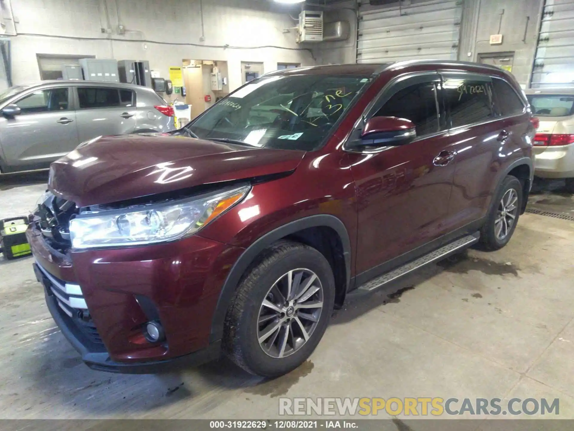 2 Photograph of a damaged car 5TDJZRFH2KS947925 TOYOTA HIGHLANDER 2019