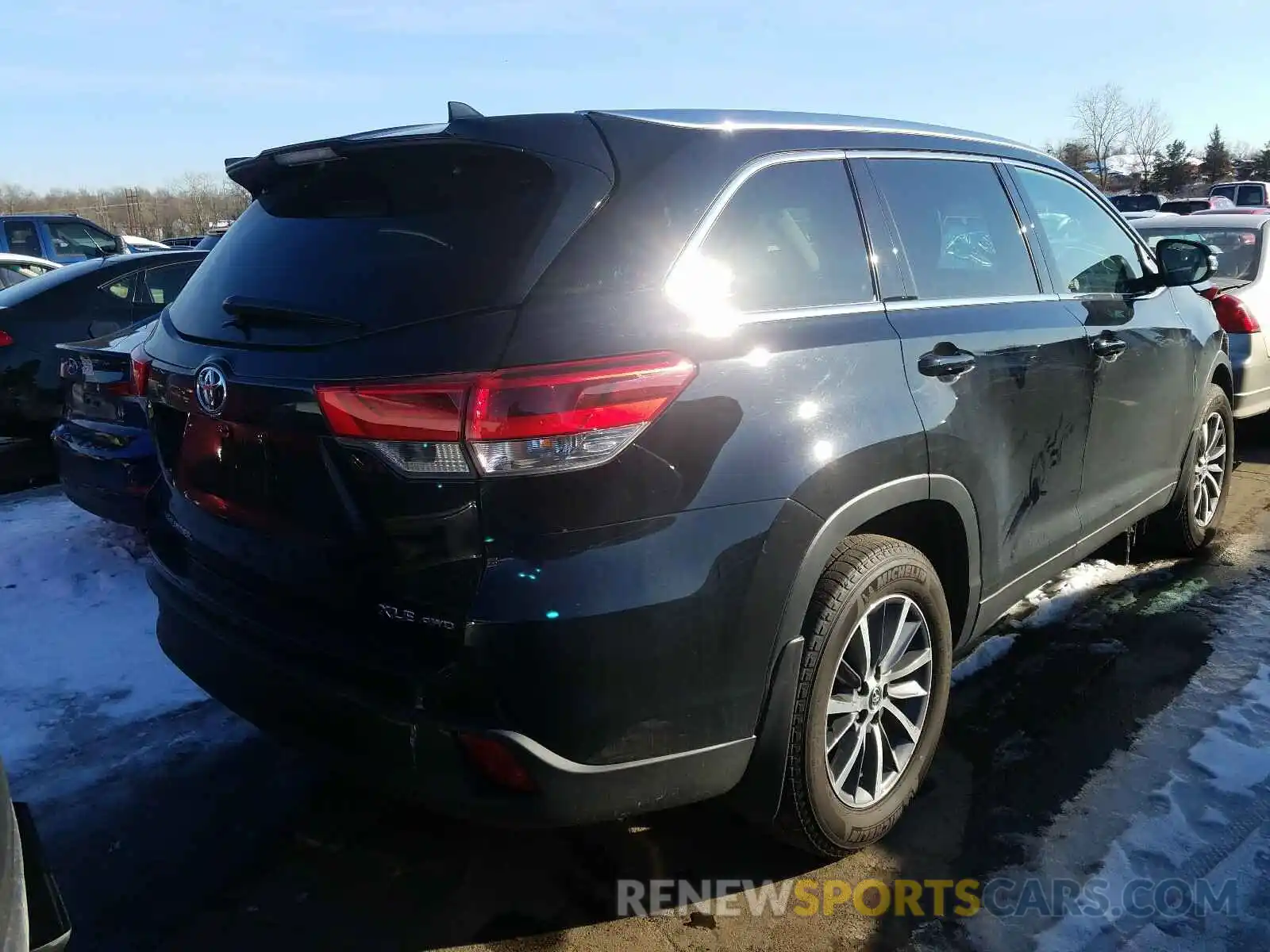 4 Photograph of a damaged car 5TDJZRFH2KS952347 TOYOTA HIGHLANDER 2019