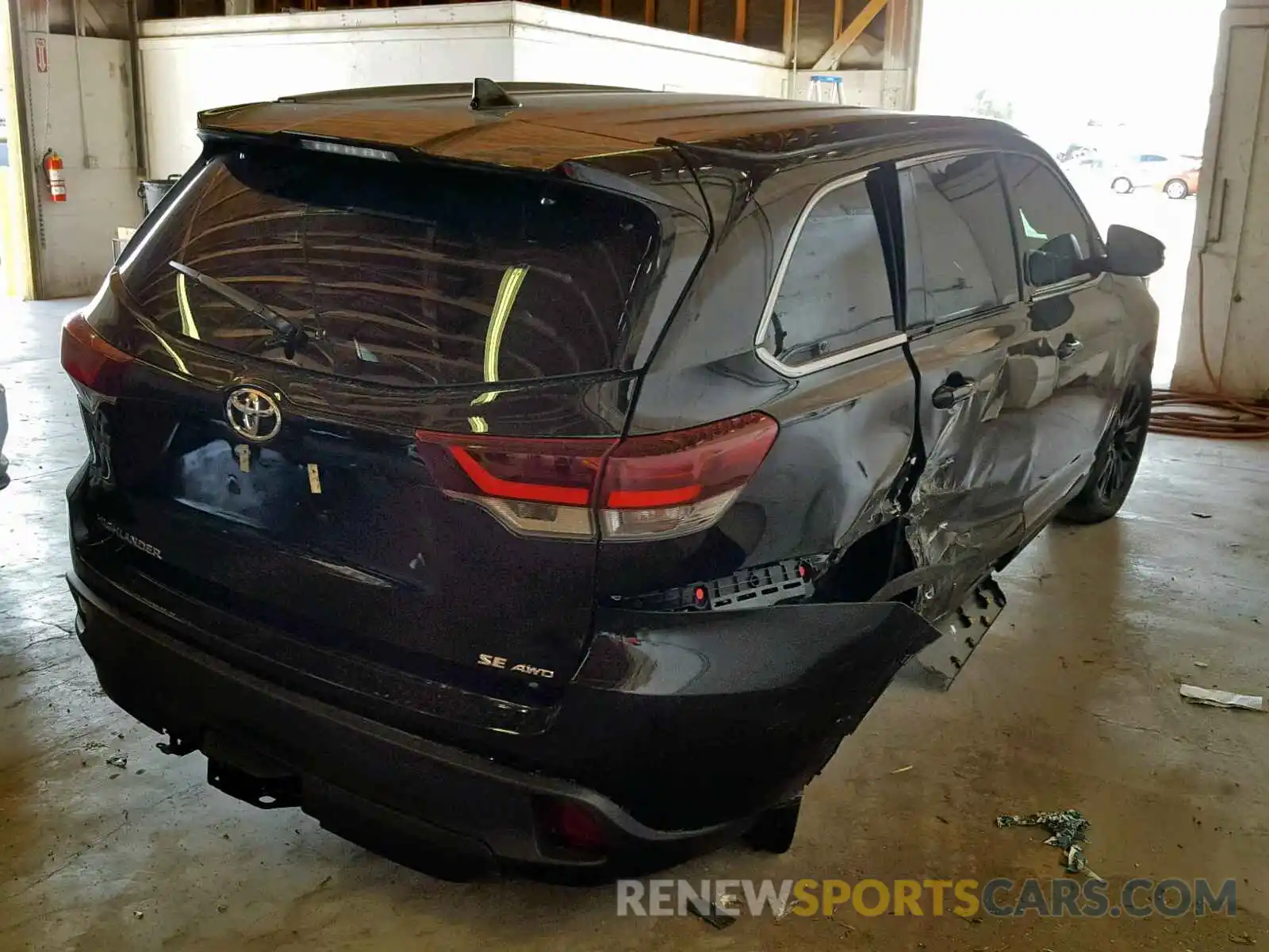 4 Photograph of a damaged car 5TDJZRFH2KS954096 TOYOTA HIGHLANDER 2019