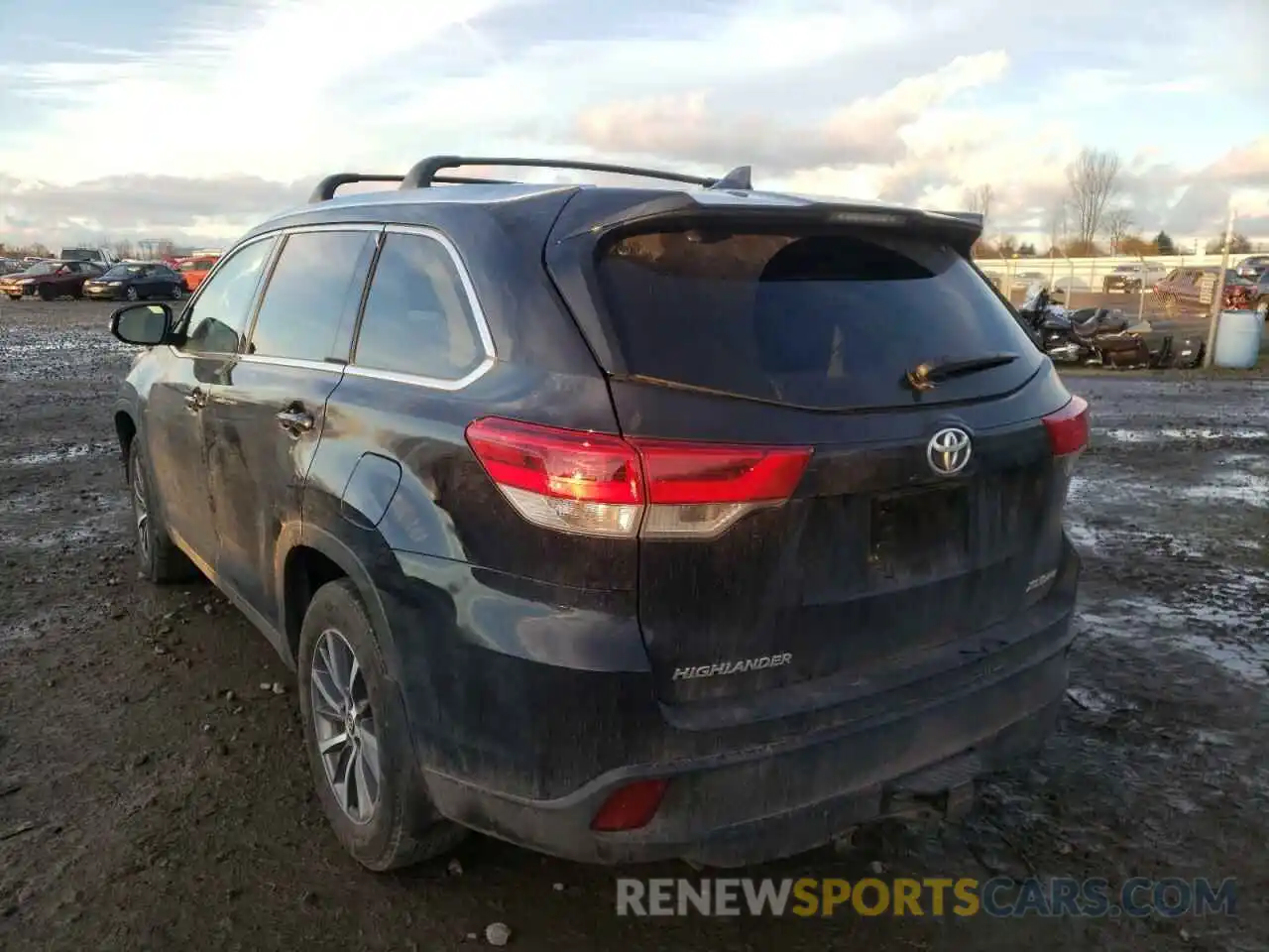 3 Photograph of a damaged car 5TDJZRFH2KS957502 TOYOTA HIGHLANDER 2019