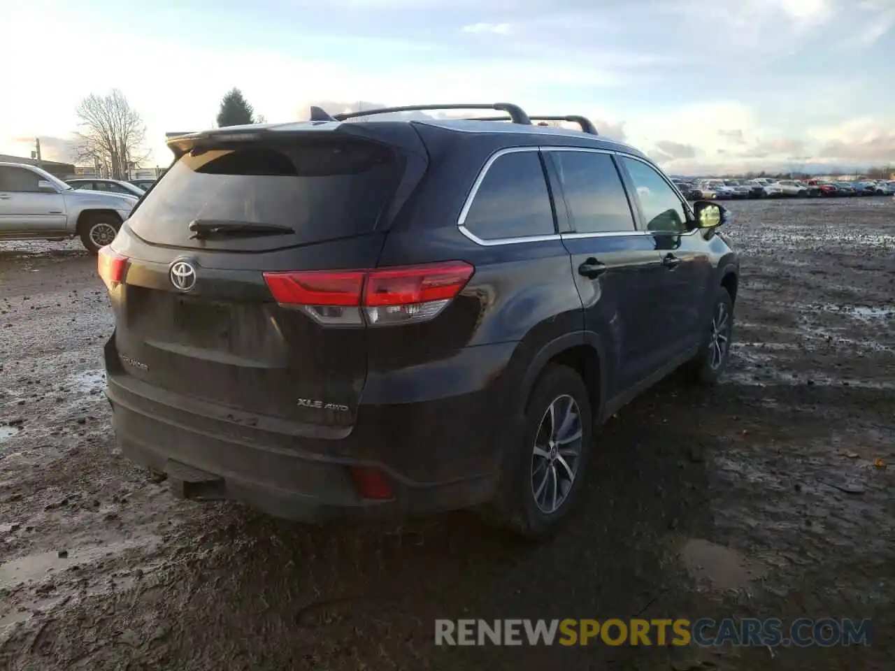 4 Photograph of a damaged car 5TDJZRFH2KS957502 TOYOTA HIGHLANDER 2019