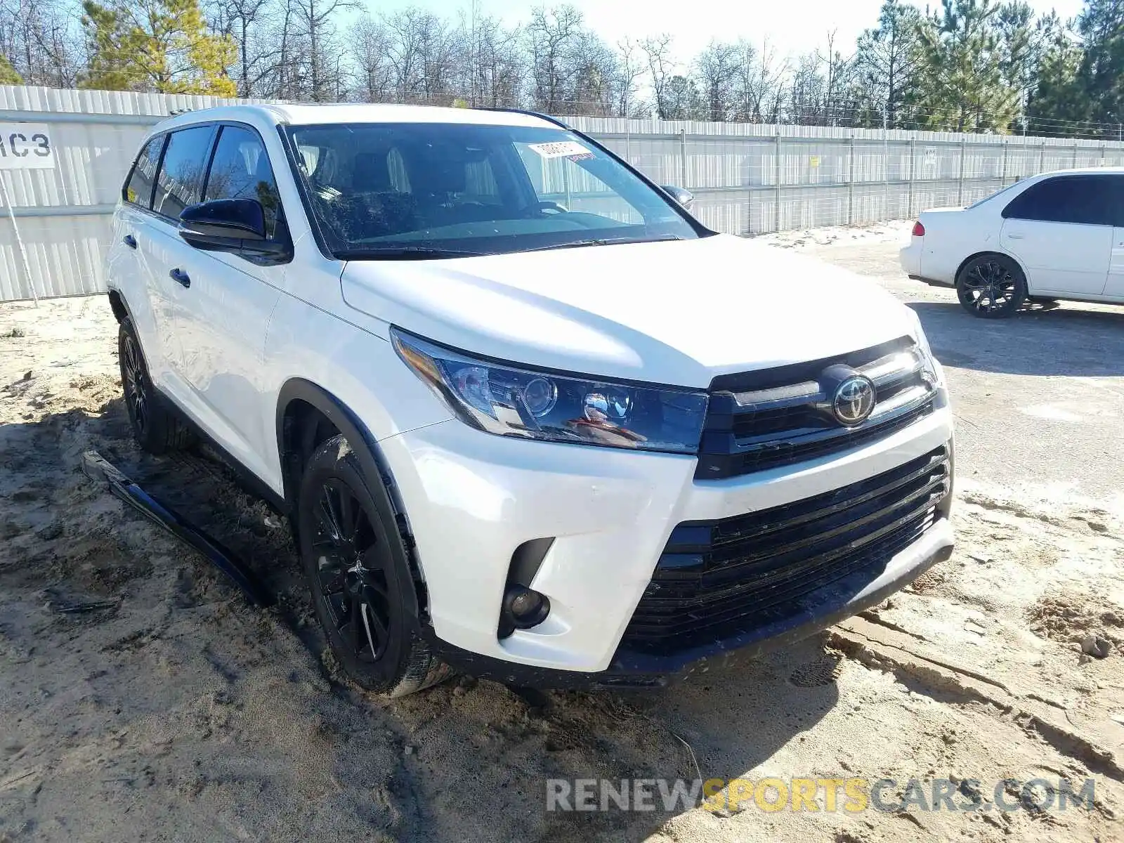 1 Photograph of a damaged car 5TDJZRFH2KS967625 TOYOTA HIGHLANDER 2019