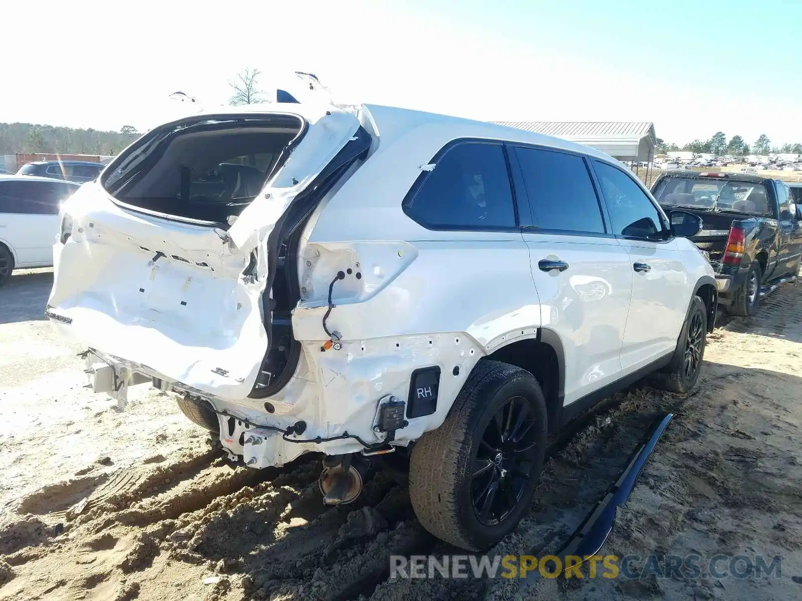 4 Photograph of a damaged car 5TDJZRFH2KS967625 TOYOTA HIGHLANDER 2019