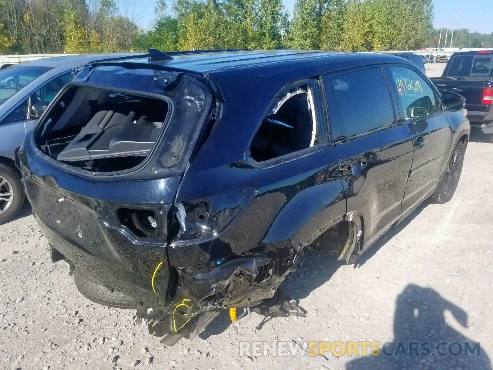 4 Photograph of a damaged car 5TDJZRFH2KS983503 TOYOTA HIGHLANDER 2019