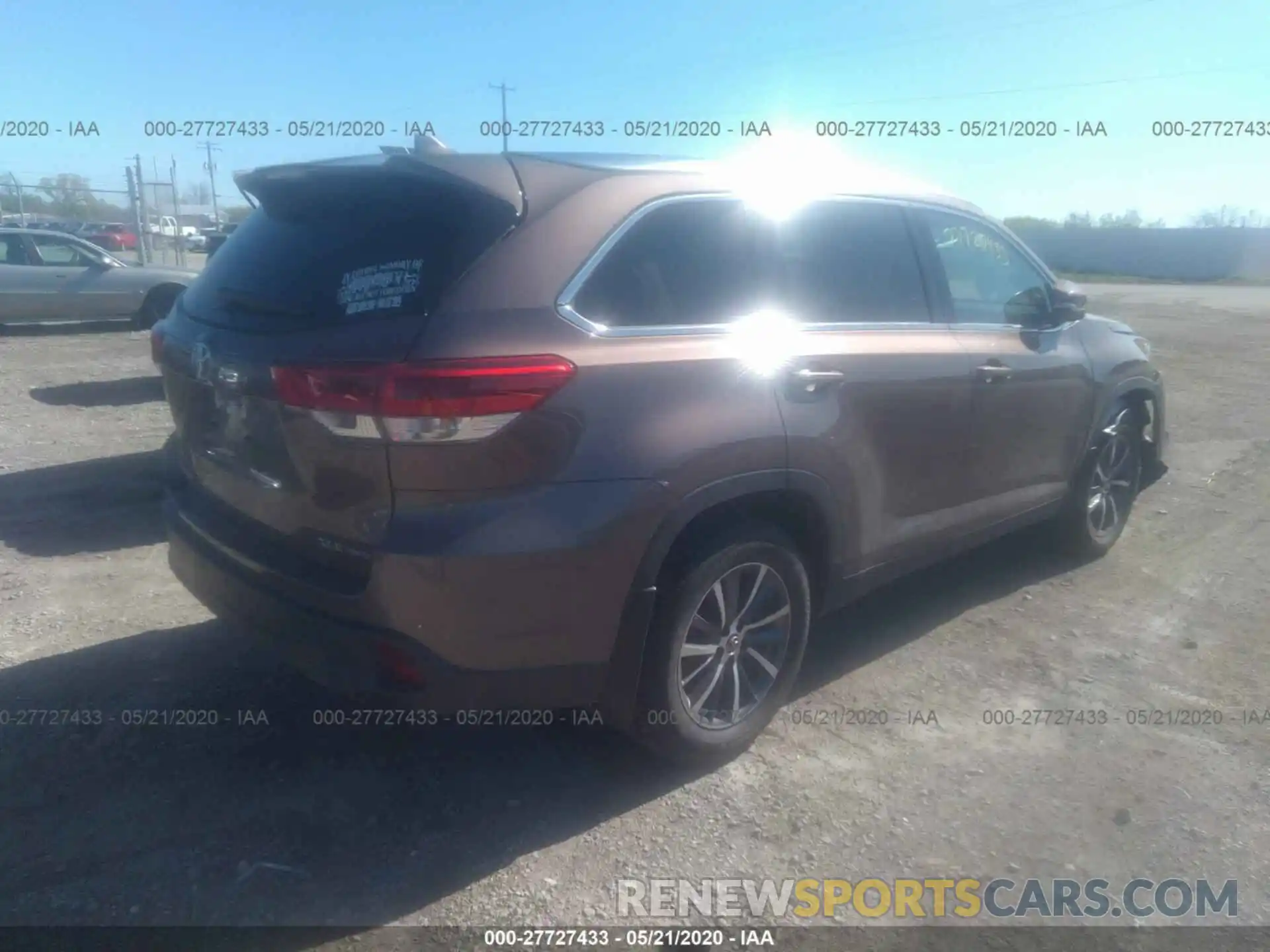 4 Photograph of a damaged car 5TDJZRFH2KS987406 TOYOTA HIGHLANDER 2019