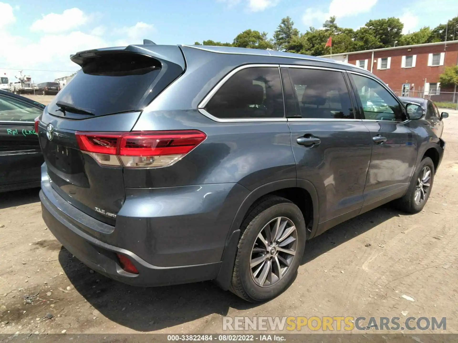 4 Photograph of a damaged car 5TDJZRFH2KS996669 TOYOTA HIGHLANDER 2019