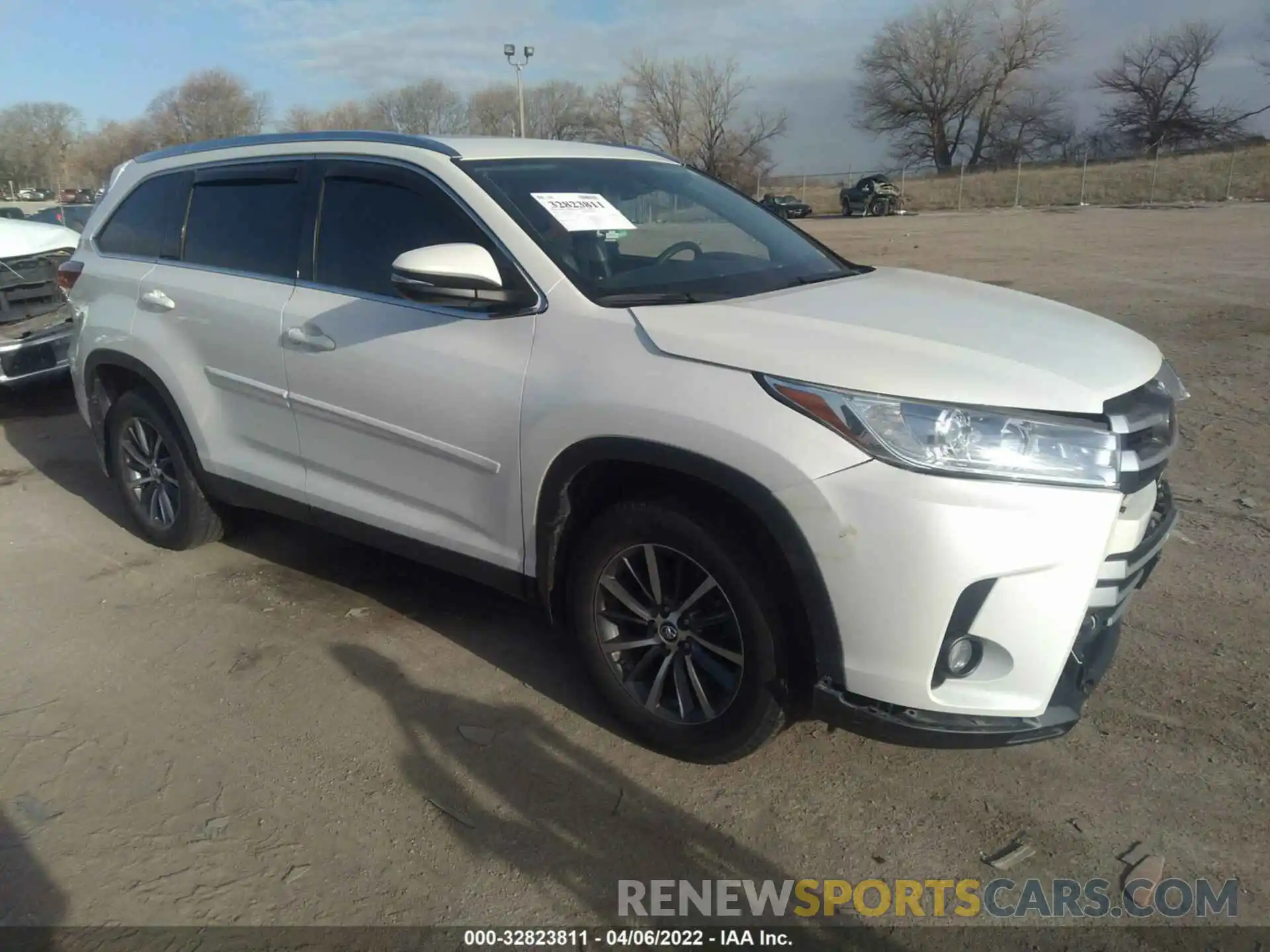 1 Photograph of a damaged car 5TDJZRFH3KS564382 TOYOTA HIGHLANDER 2019