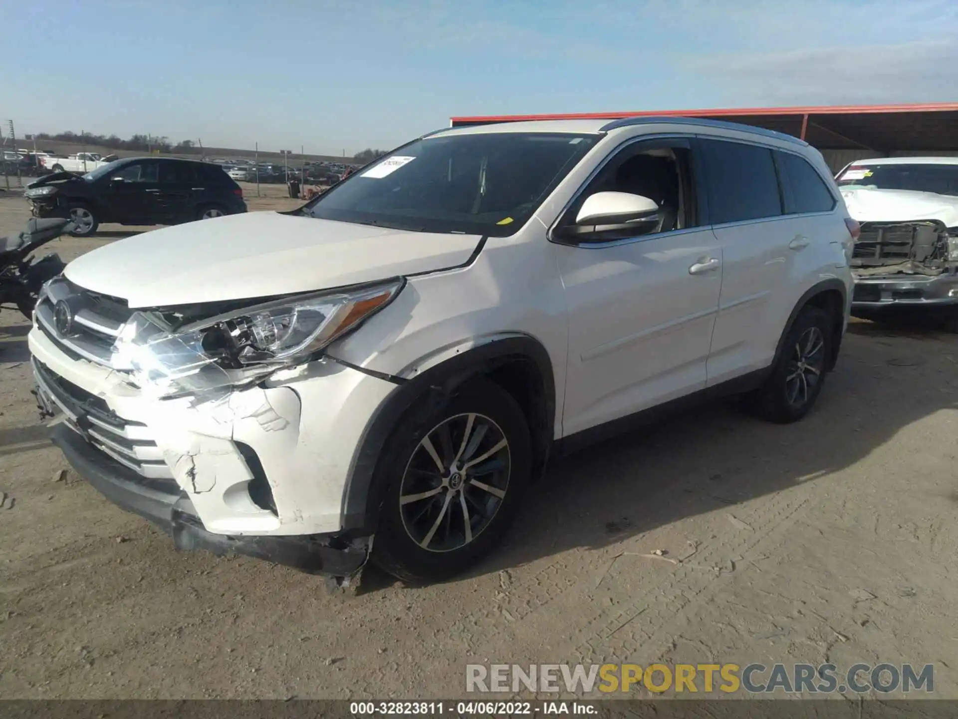 2 Photograph of a damaged car 5TDJZRFH3KS564382 TOYOTA HIGHLANDER 2019