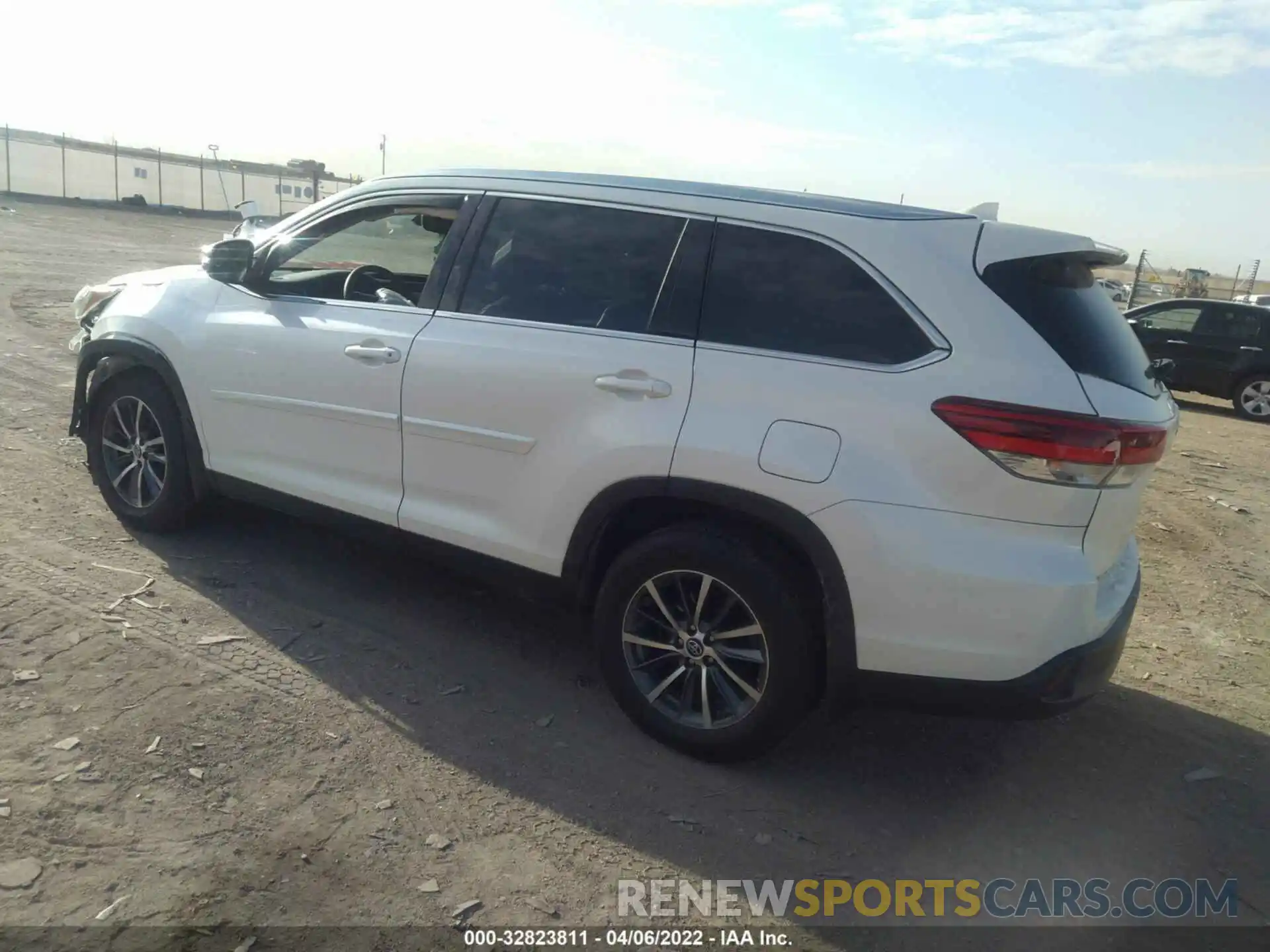 3 Photograph of a damaged car 5TDJZRFH3KS564382 TOYOTA HIGHLANDER 2019