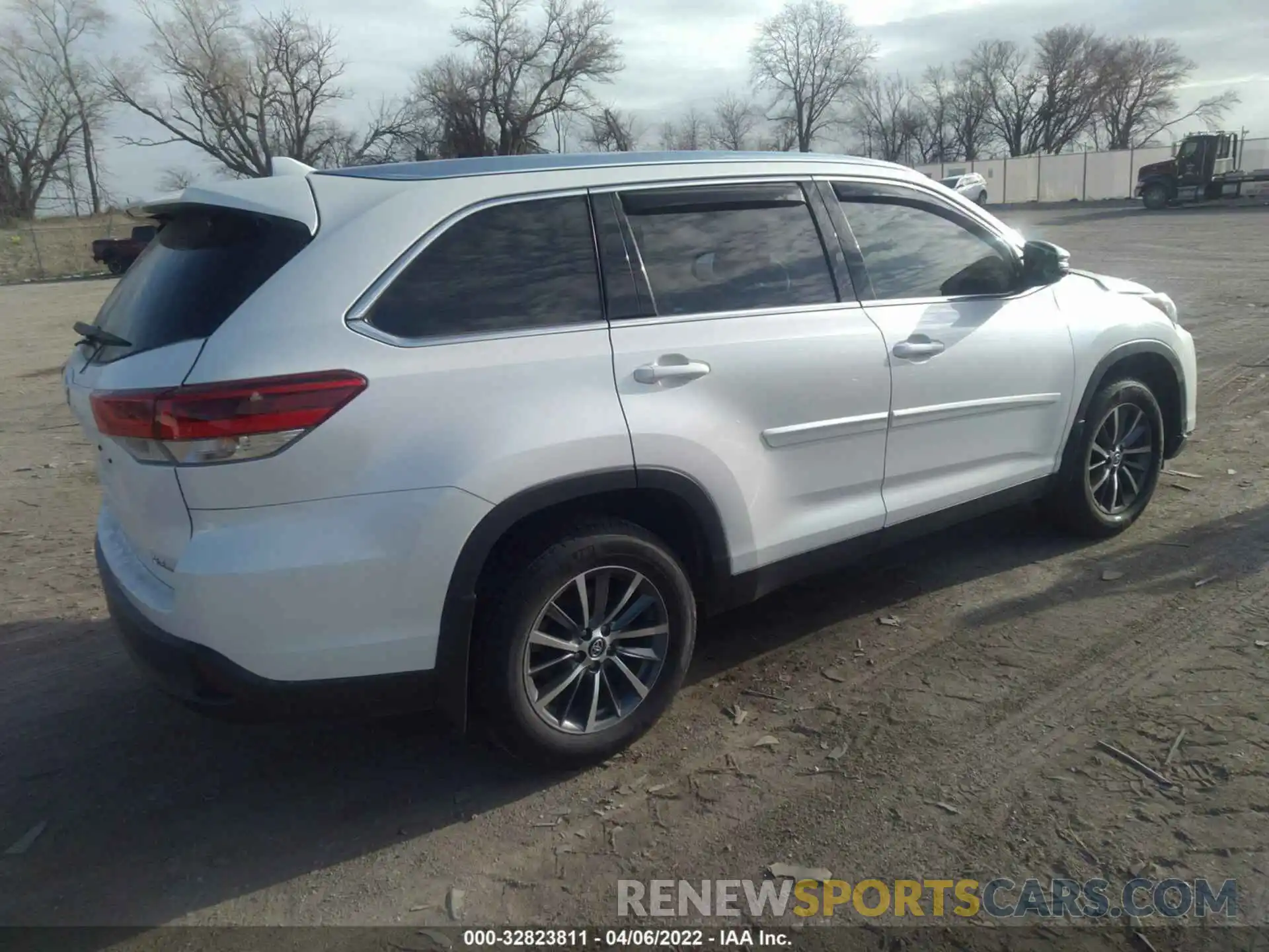 4 Photograph of a damaged car 5TDJZRFH3KS564382 TOYOTA HIGHLANDER 2019