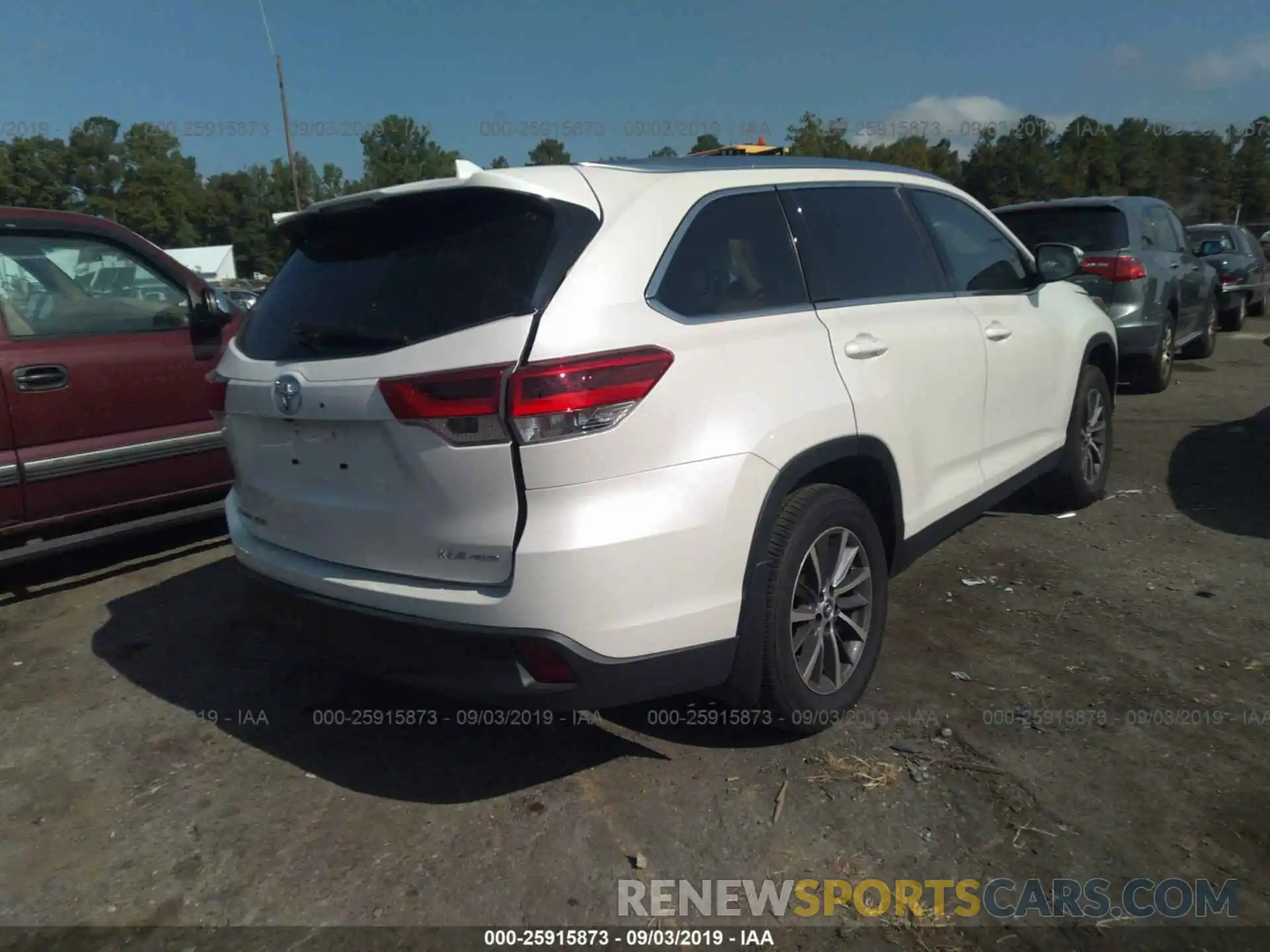 4 Photograph of a damaged car 5TDJZRFH3KS565824 TOYOTA HIGHLANDER 2019