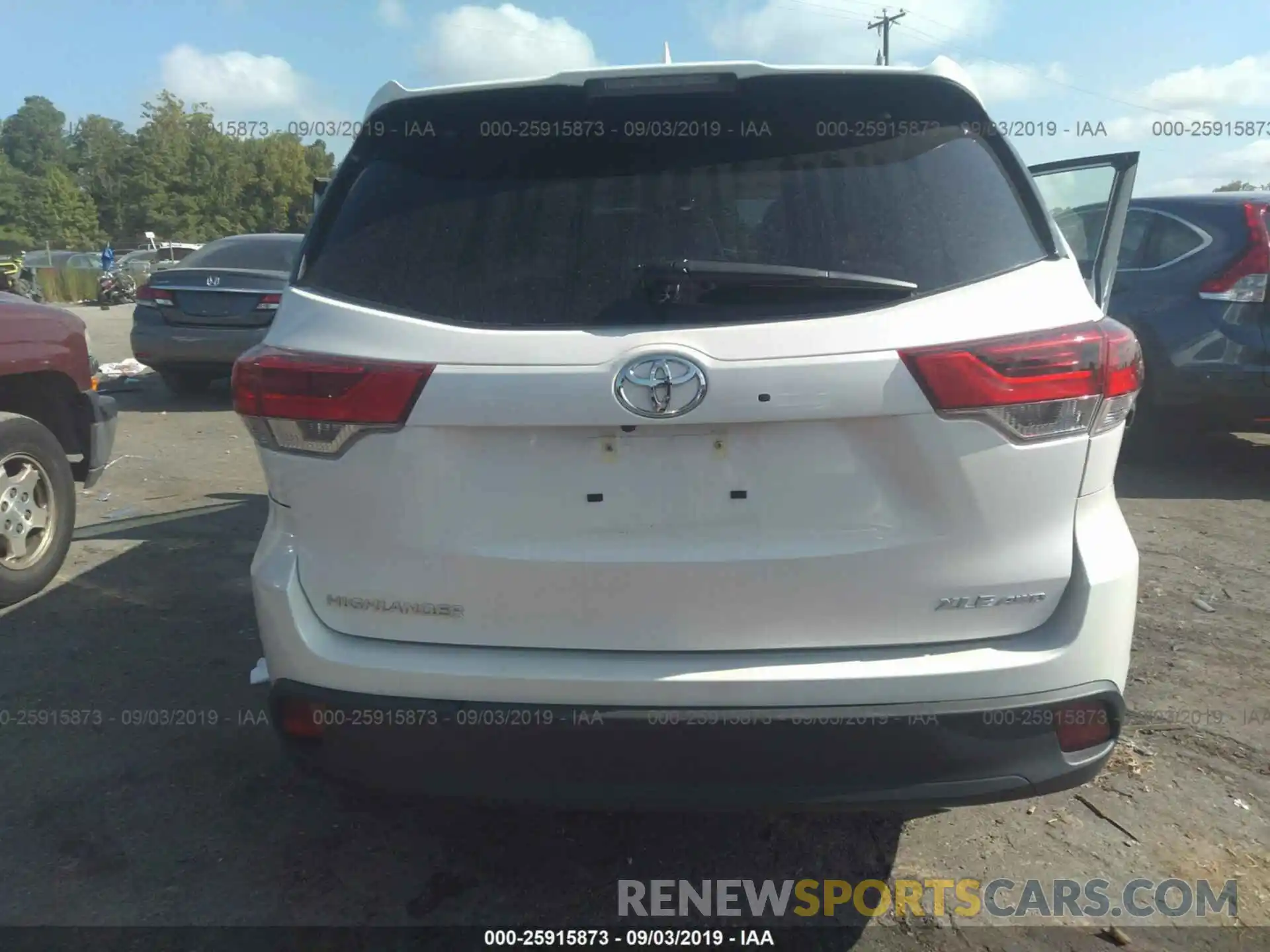 8 Photograph of a damaged car 5TDJZRFH3KS565824 TOYOTA HIGHLANDER 2019