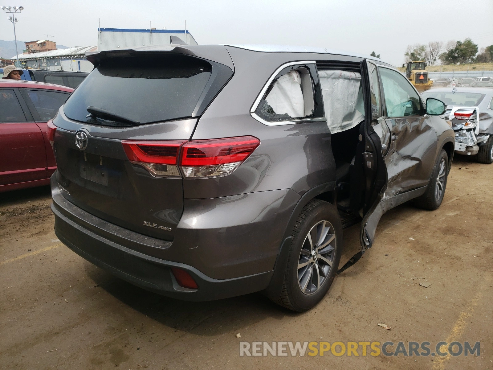 4 Photograph of a damaged car 5TDJZRFH3KS566682 TOYOTA HIGHLANDER 2019