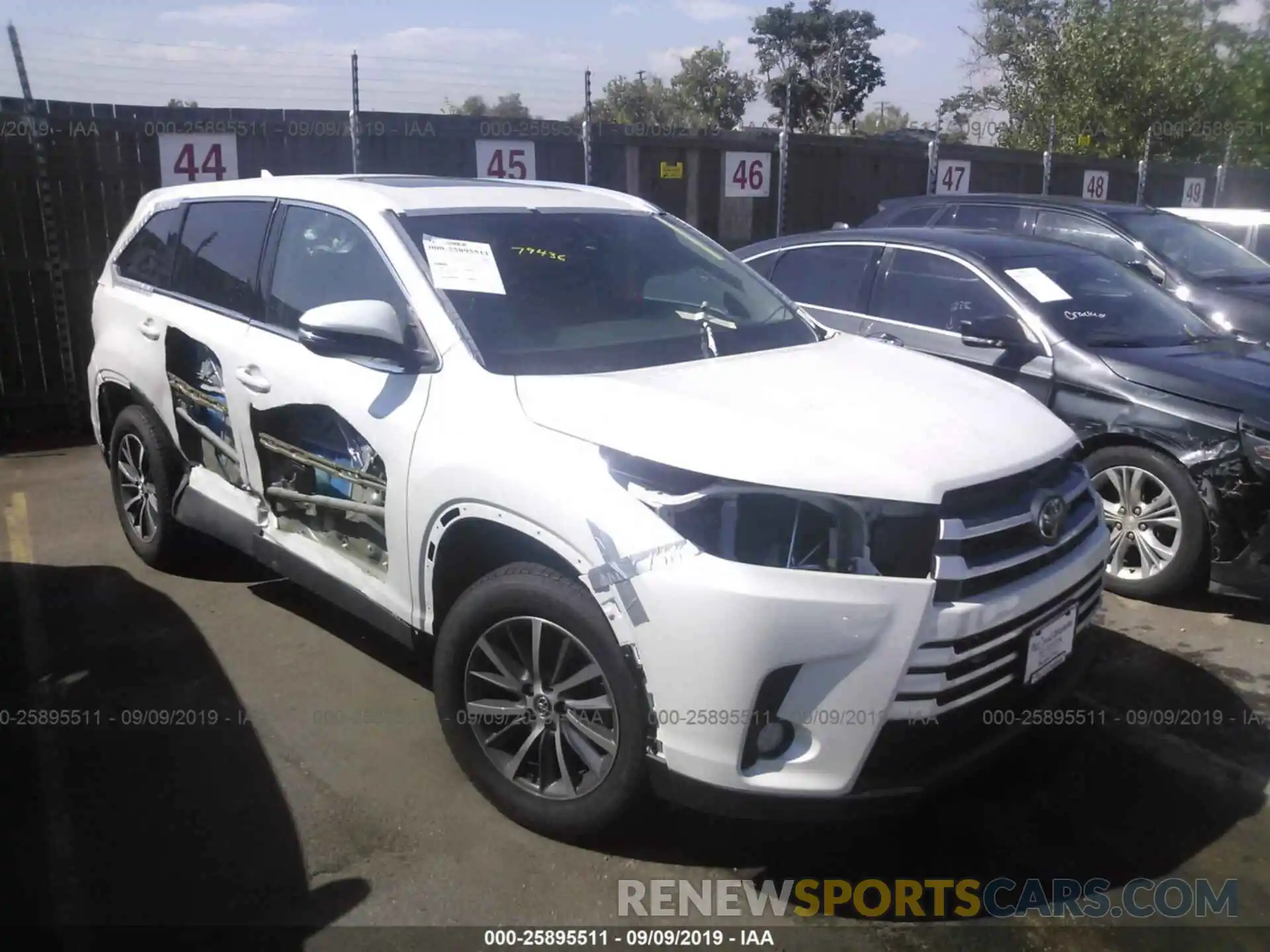 1 Photograph of a damaged car 5TDJZRFH3KS572076 TOYOTA HIGHLANDER 2019