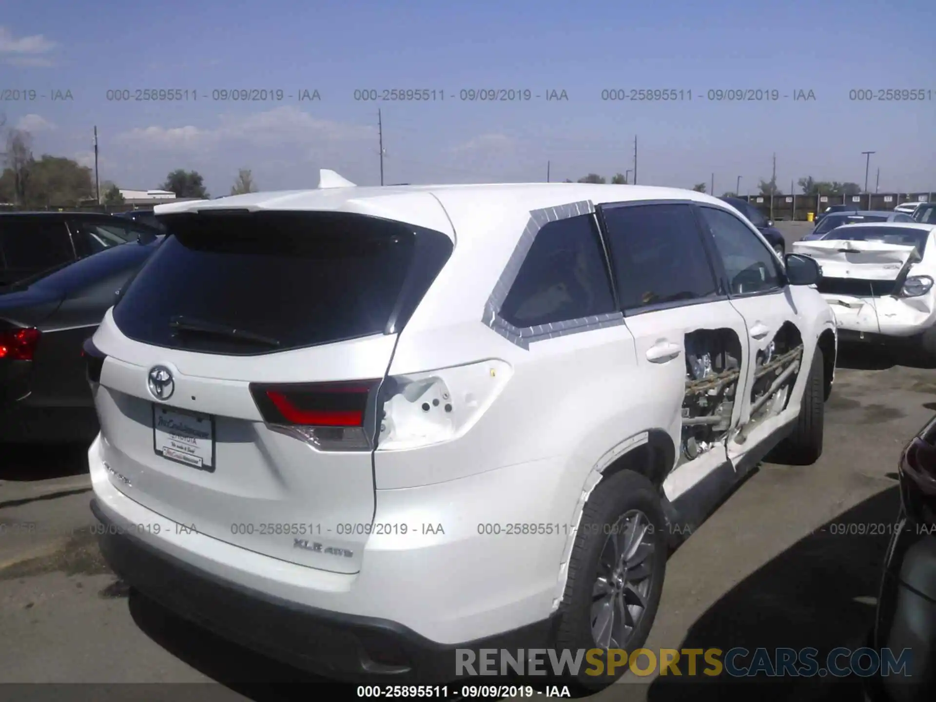 4 Photograph of a damaged car 5TDJZRFH3KS572076 TOYOTA HIGHLANDER 2019