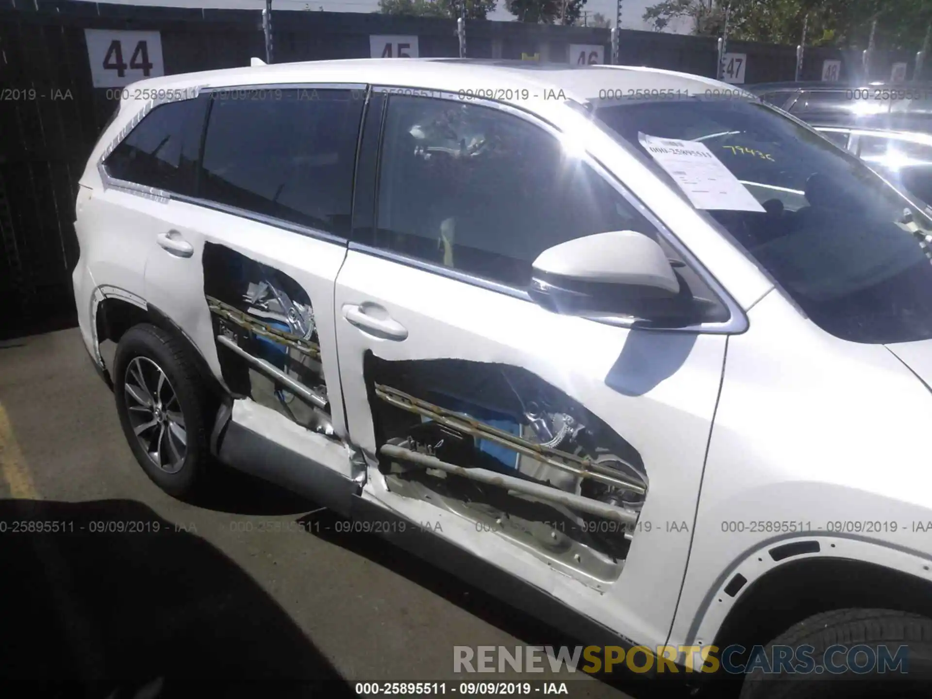 6 Photograph of a damaged car 5TDJZRFH3KS572076 TOYOTA HIGHLANDER 2019