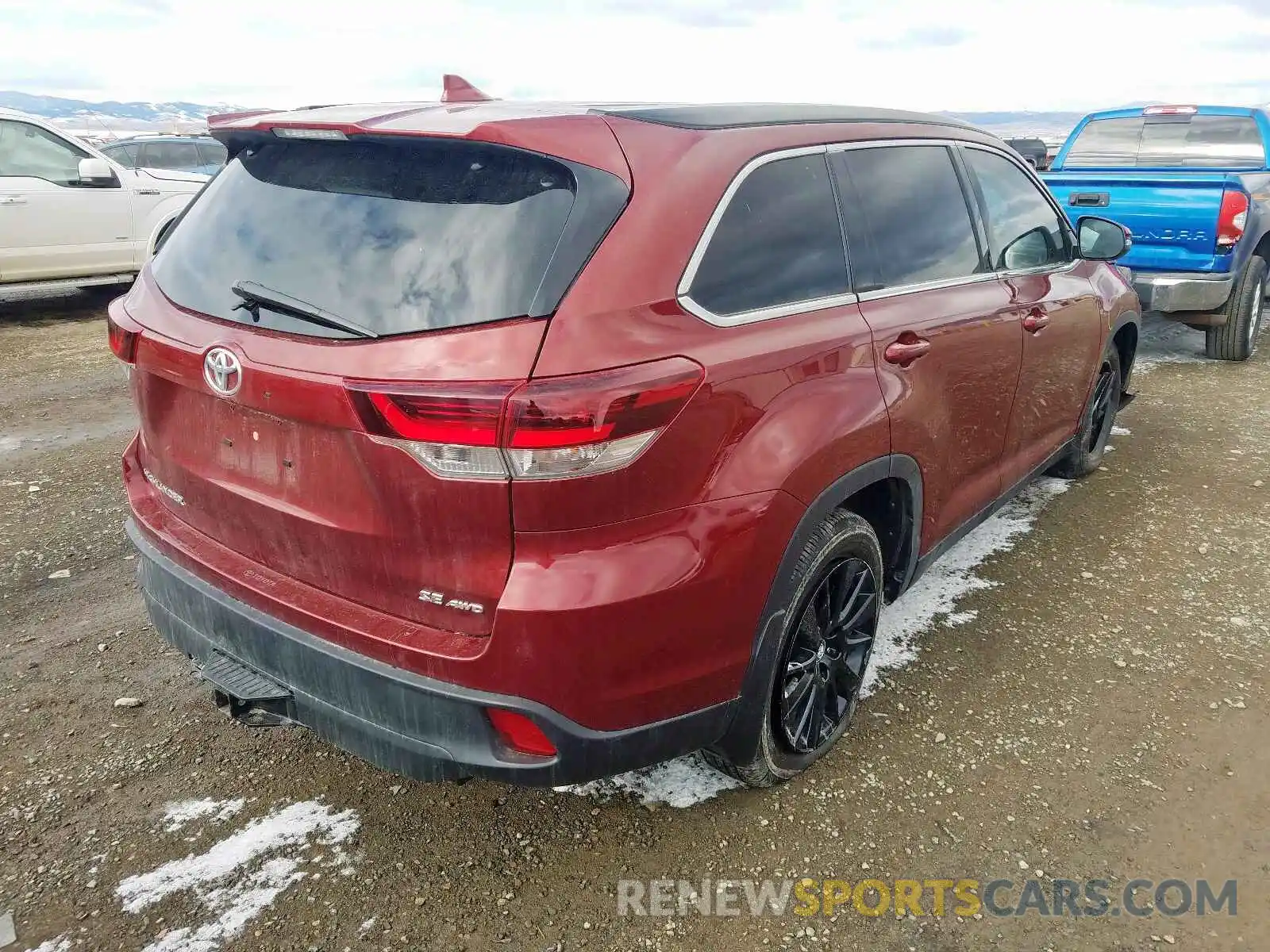 4 Photograph of a damaged car 5TDJZRFH3KS572532 TOYOTA HIGHLANDER 2019