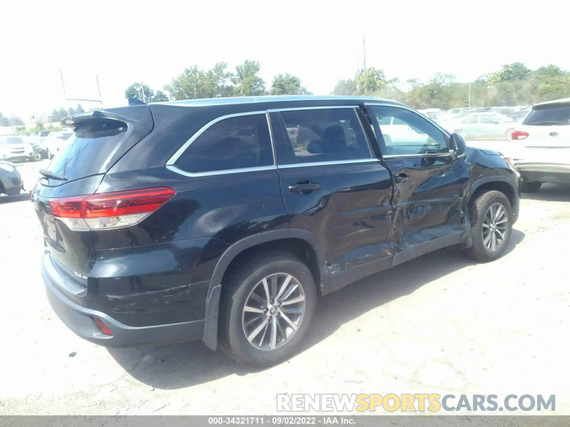 4 Photograph of a damaged car 5TDJZRFH3KS573292 TOYOTA HIGHLANDER 2019