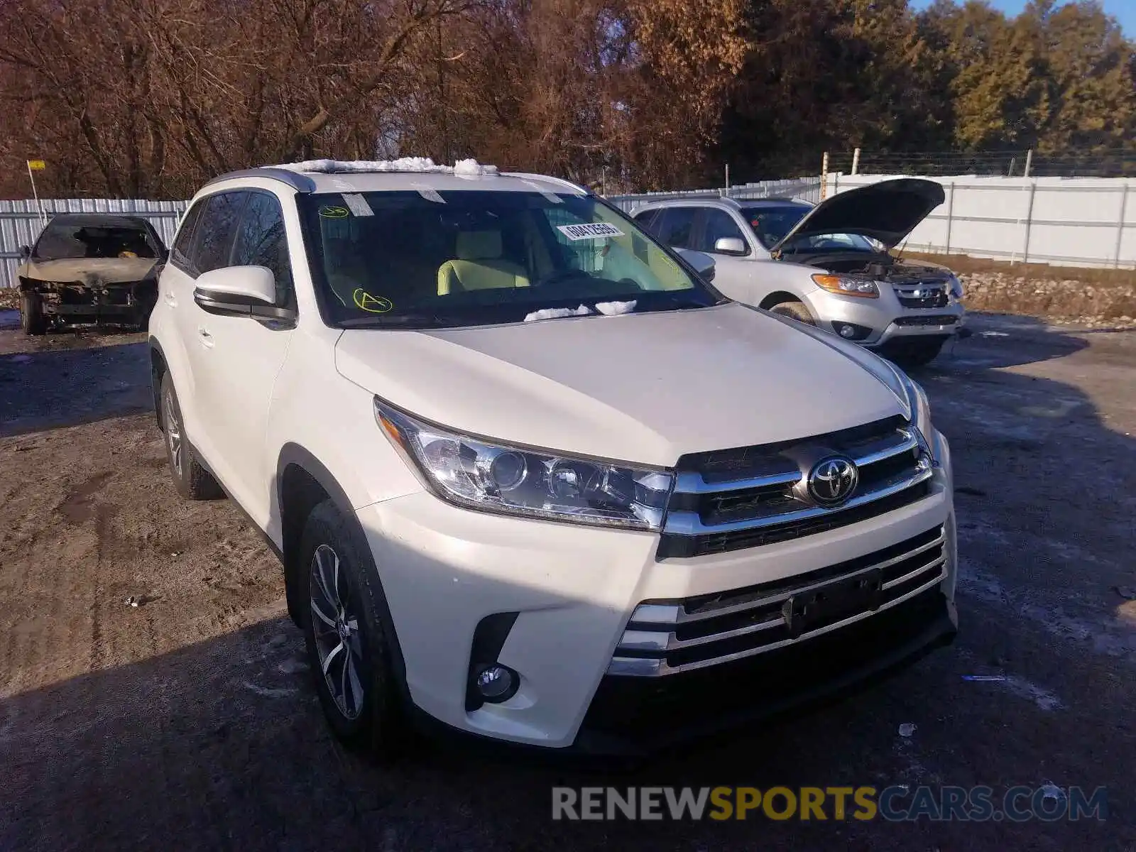 1 Photograph of a damaged car 5TDJZRFH3KS574037 TOYOTA HIGHLANDER 2019