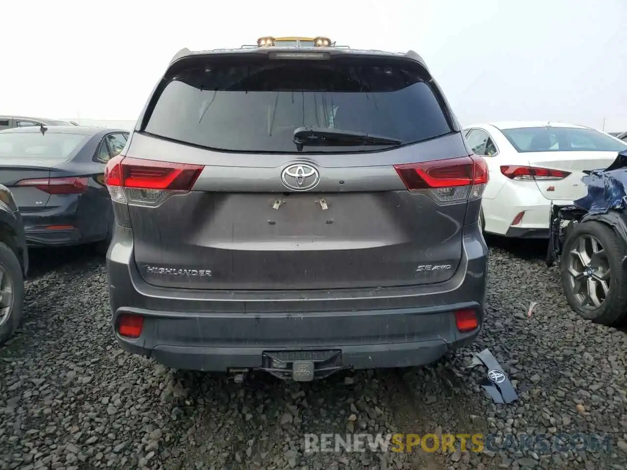 6 Photograph of a damaged car 5TDJZRFH3KS575334 TOYOTA HIGHLANDER 2019