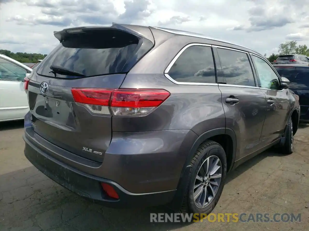 4 Photograph of a damaged car 5TDJZRFH3KS580498 TOYOTA HIGHLANDER 2019