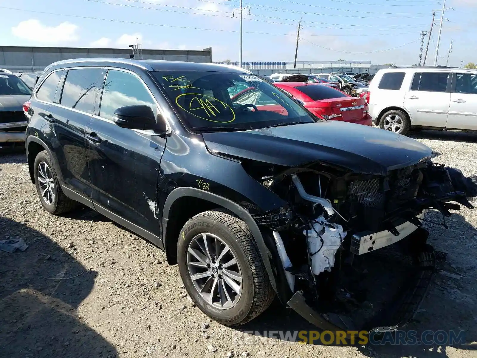 1 Photograph of a damaged car 5TDJZRFH3KS585572 TOYOTA HIGHLANDER 2019