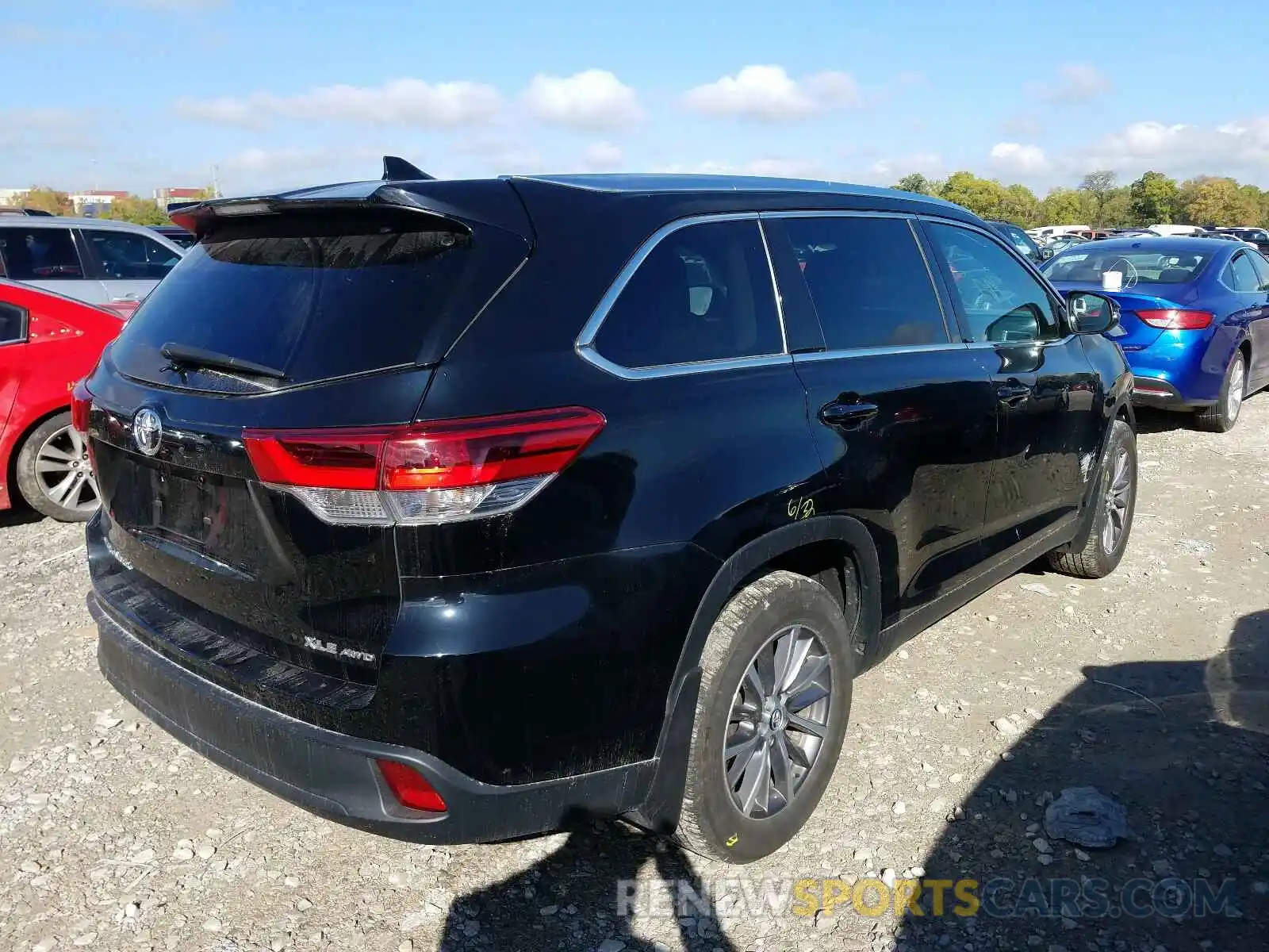 4 Photograph of a damaged car 5TDJZRFH3KS585572 TOYOTA HIGHLANDER 2019