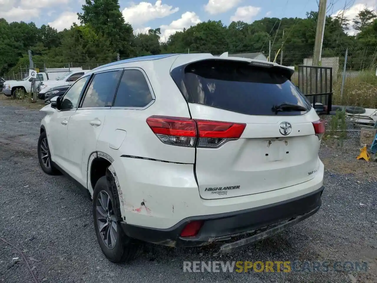 3 Photograph of a damaged car 5TDJZRFH3KS588732 TOYOTA HIGHLANDER 2019