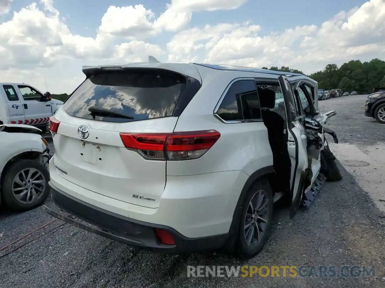 4 Photograph of a damaged car 5TDJZRFH3KS588732 TOYOTA HIGHLANDER 2019