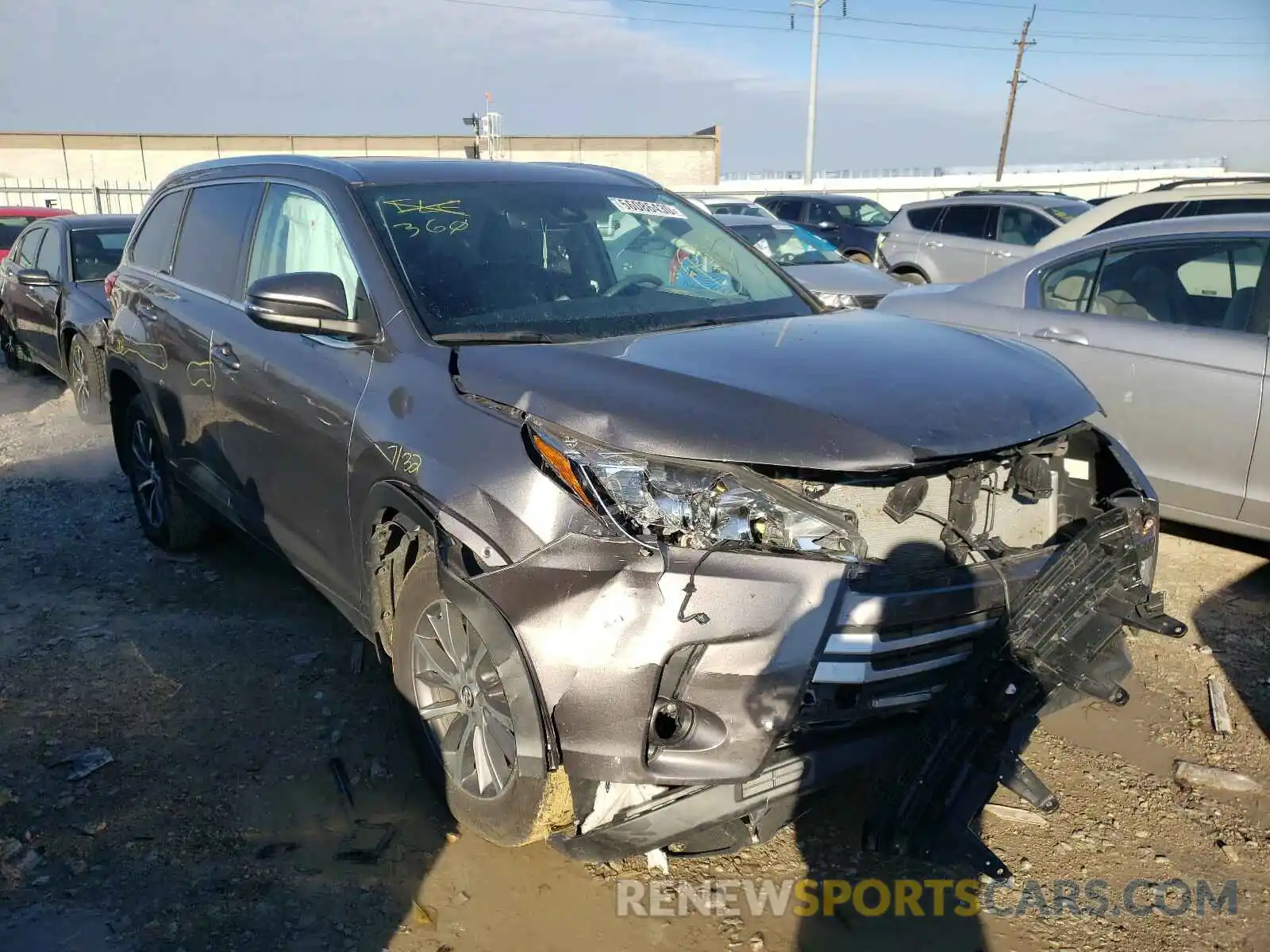 1 Photograph of a damaged car 5TDJZRFH3KS592148 TOYOTA HIGHLANDER 2019