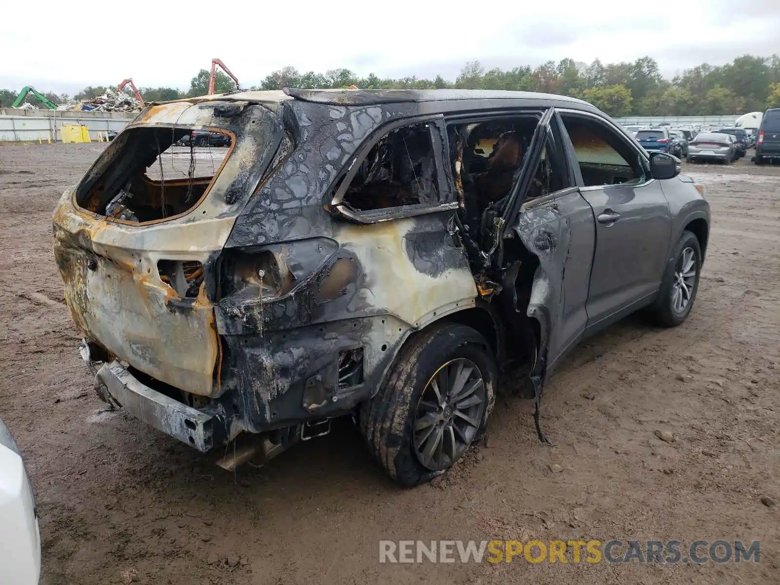 4 Photograph of a damaged car 5TDJZRFH3KS594711 TOYOTA HIGHLANDER 2019