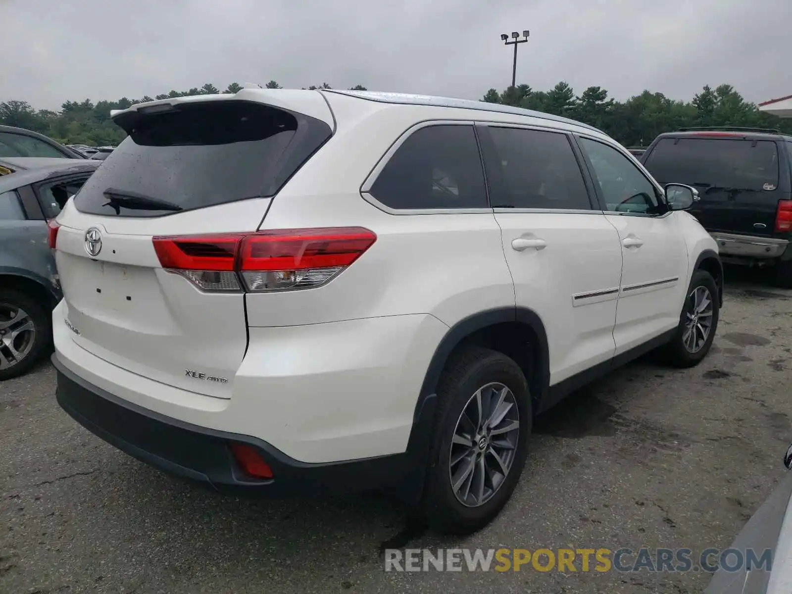 4 Photograph of a damaged car 5TDJZRFH3KS595079 TOYOTA HIGHLANDER 2019