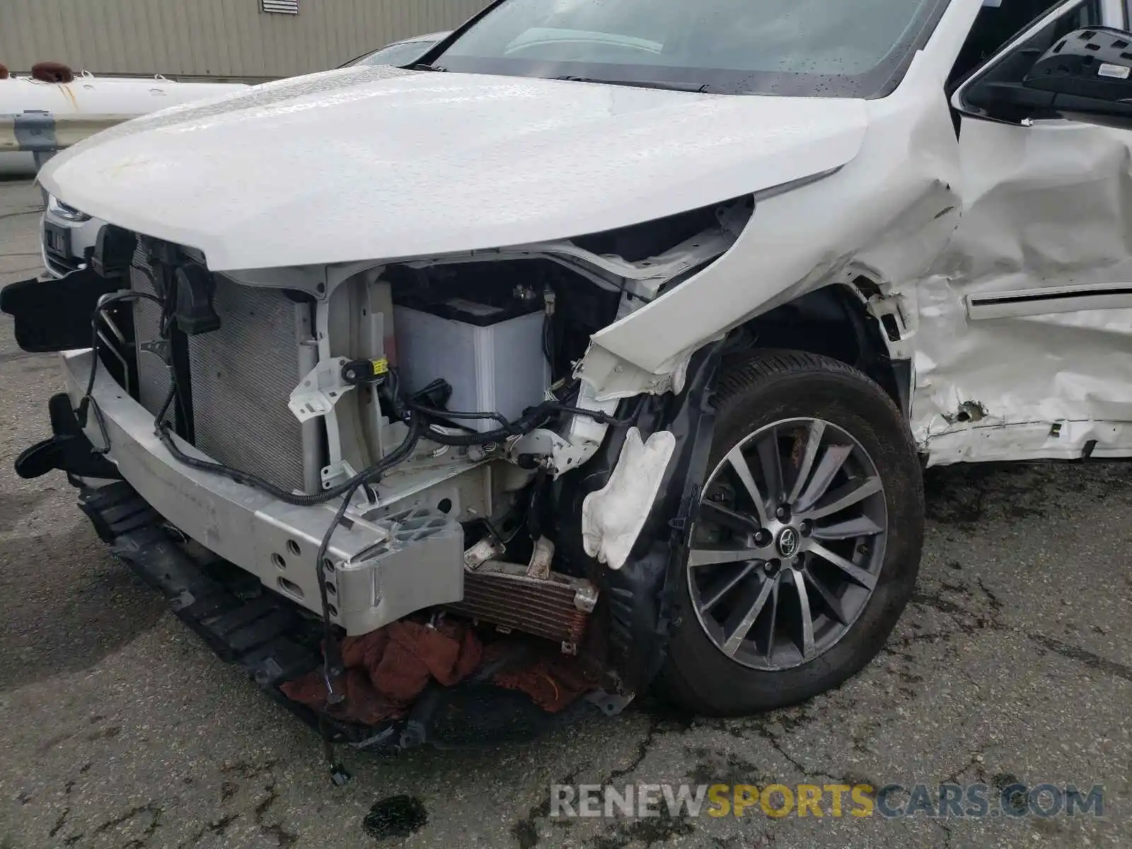 9 Photograph of a damaged car 5TDJZRFH3KS595079 TOYOTA HIGHLANDER 2019