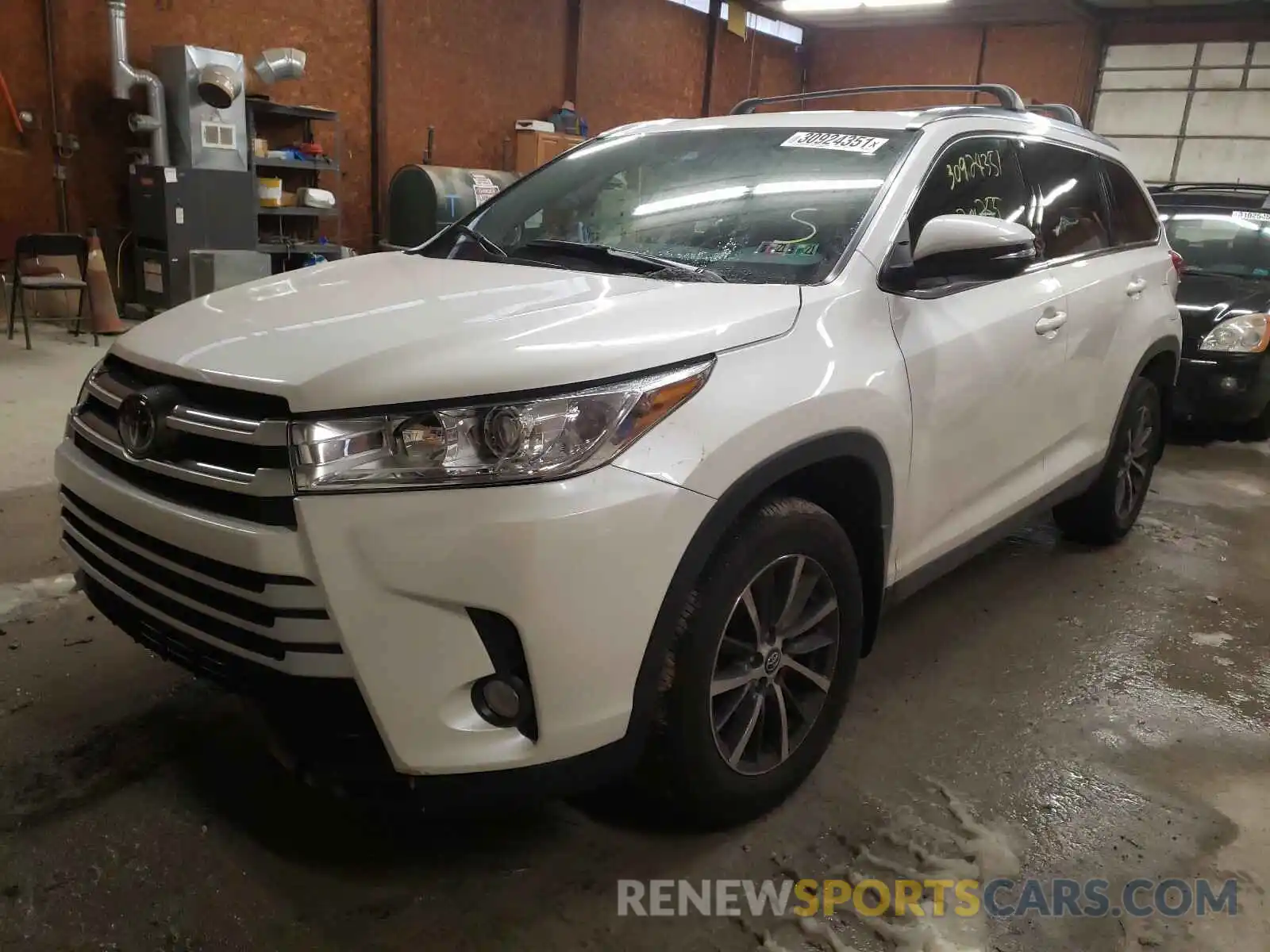 2 Photograph of a damaged car 5TDJZRFH3KS596457 TOYOTA HIGHLANDER 2019