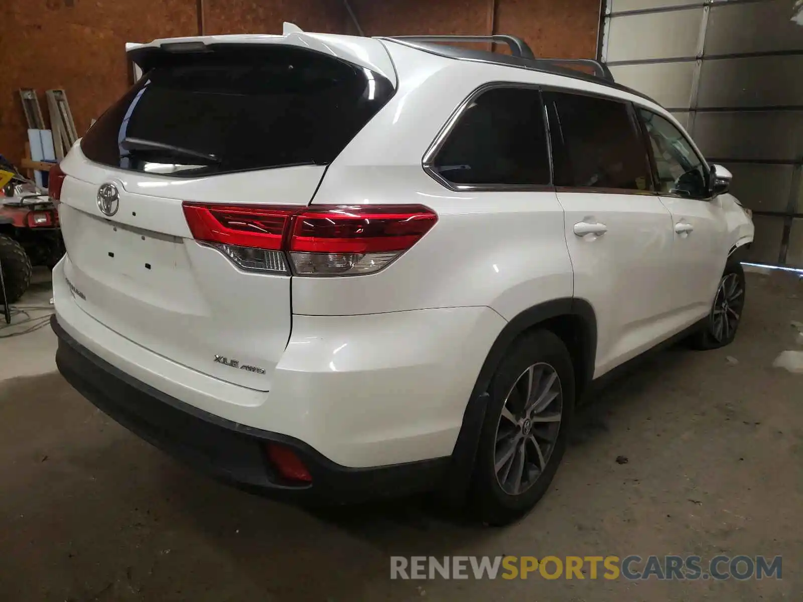 4 Photograph of a damaged car 5TDJZRFH3KS596457 TOYOTA HIGHLANDER 2019