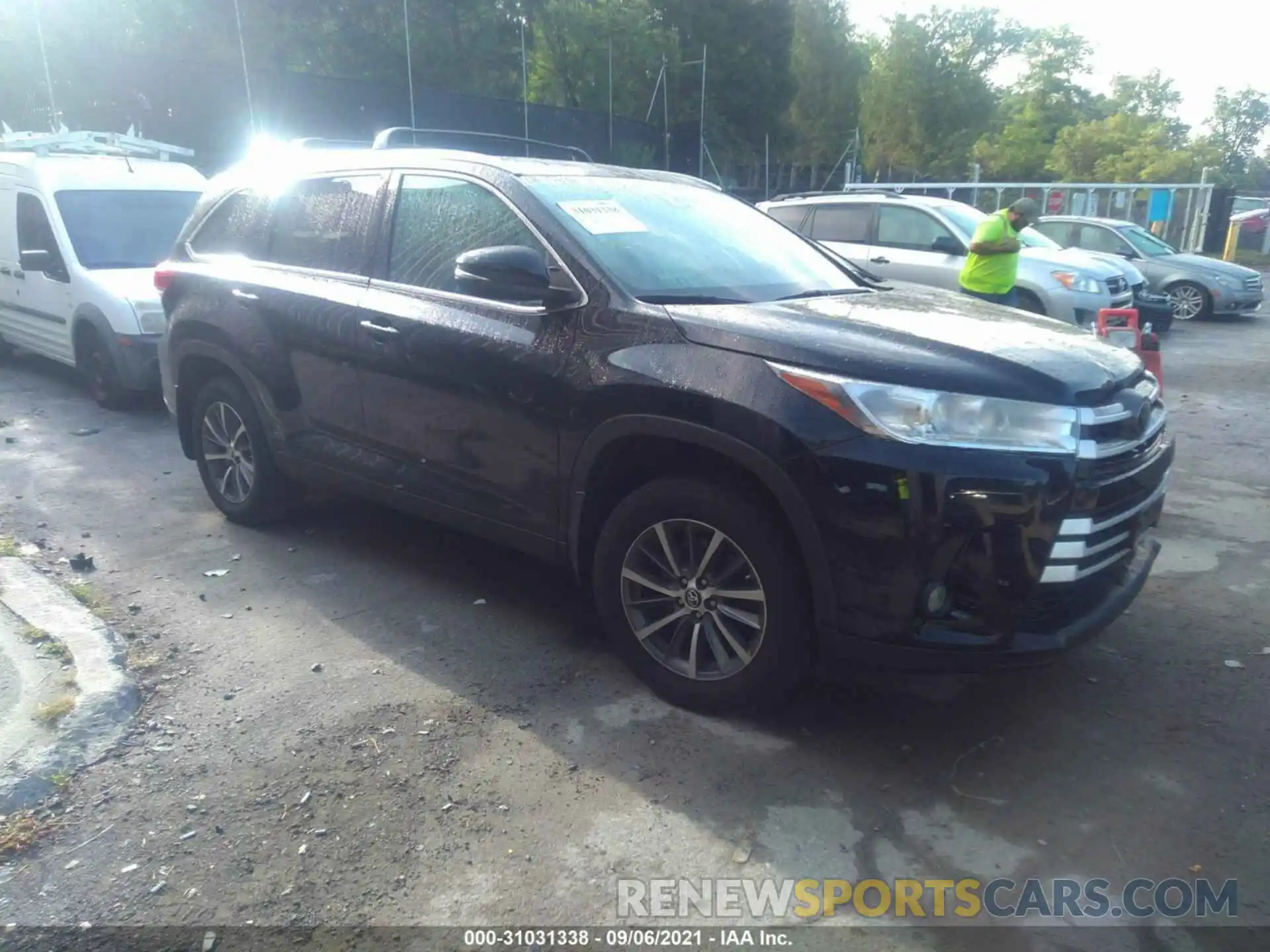 1 Photograph of a damaged car 5TDJZRFH3KS598614 TOYOTA HIGHLANDER 2019