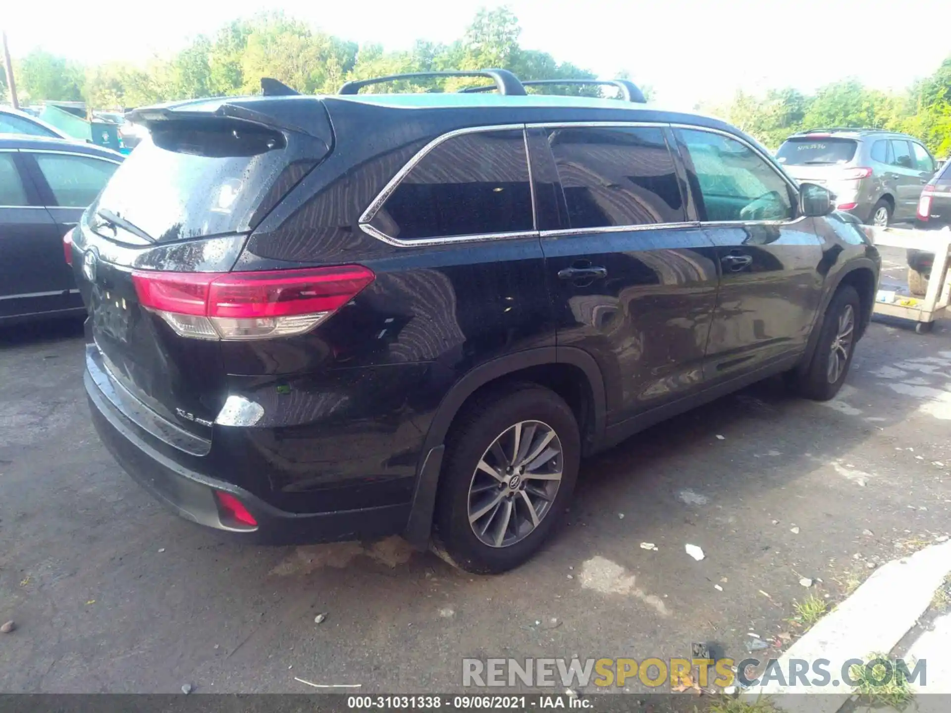 4 Photograph of a damaged car 5TDJZRFH3KS598614 TOYOTA HIGHLANDER 2019