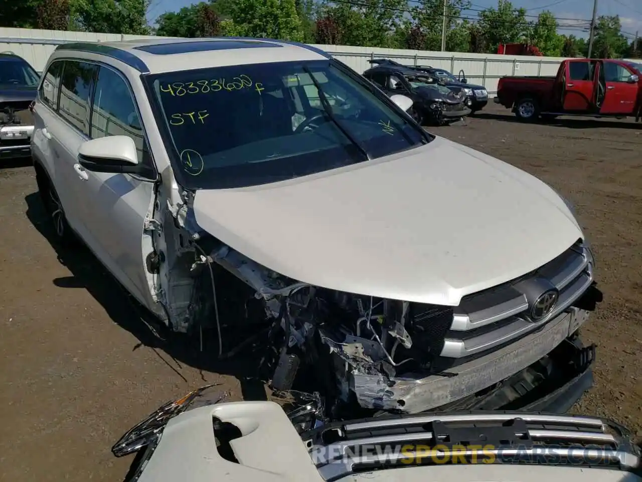 1 Photograph of a damaged car 5TDJZRFH3KS598659 TOYOTA HIGHLANDER 2019