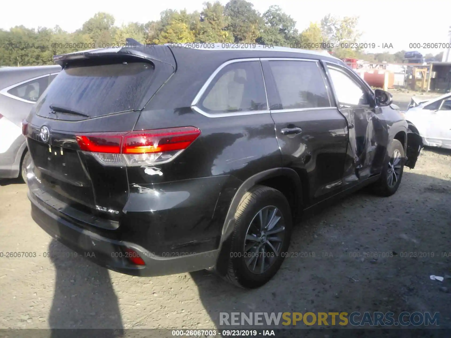 4 Photograph of a damaged car 5TDJZRFH3KS598709 TOYOTA HIGHLANDER 2019