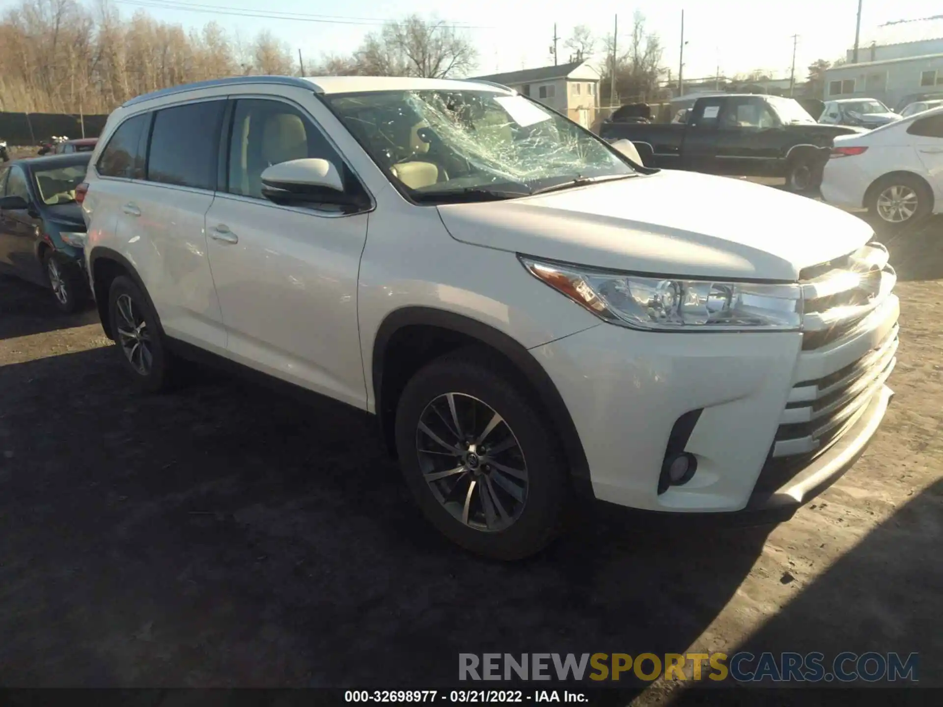 1 Photograph of a damaged car 5TDJZRFH3KS602385 TOYOTA HIGHLANDER 2019