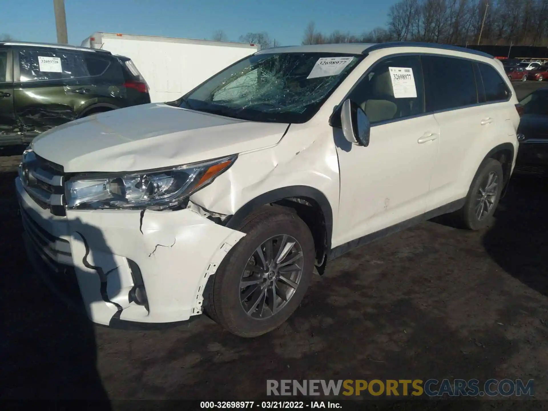 2 Photograph of a damaged car 5TDJZRFH3KS602385 TOYOTA HIGHLANDER 2019