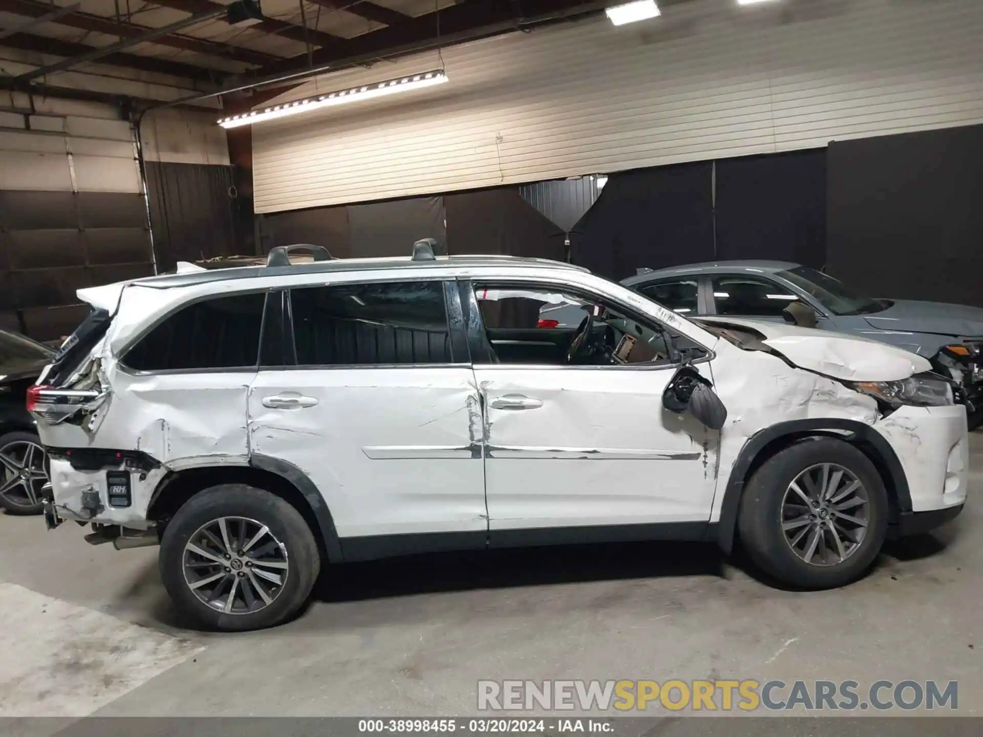 6 Photograph of a damaged car 5TDJZRFH3KS603830 TOYOTA HIGHLANDER 2019