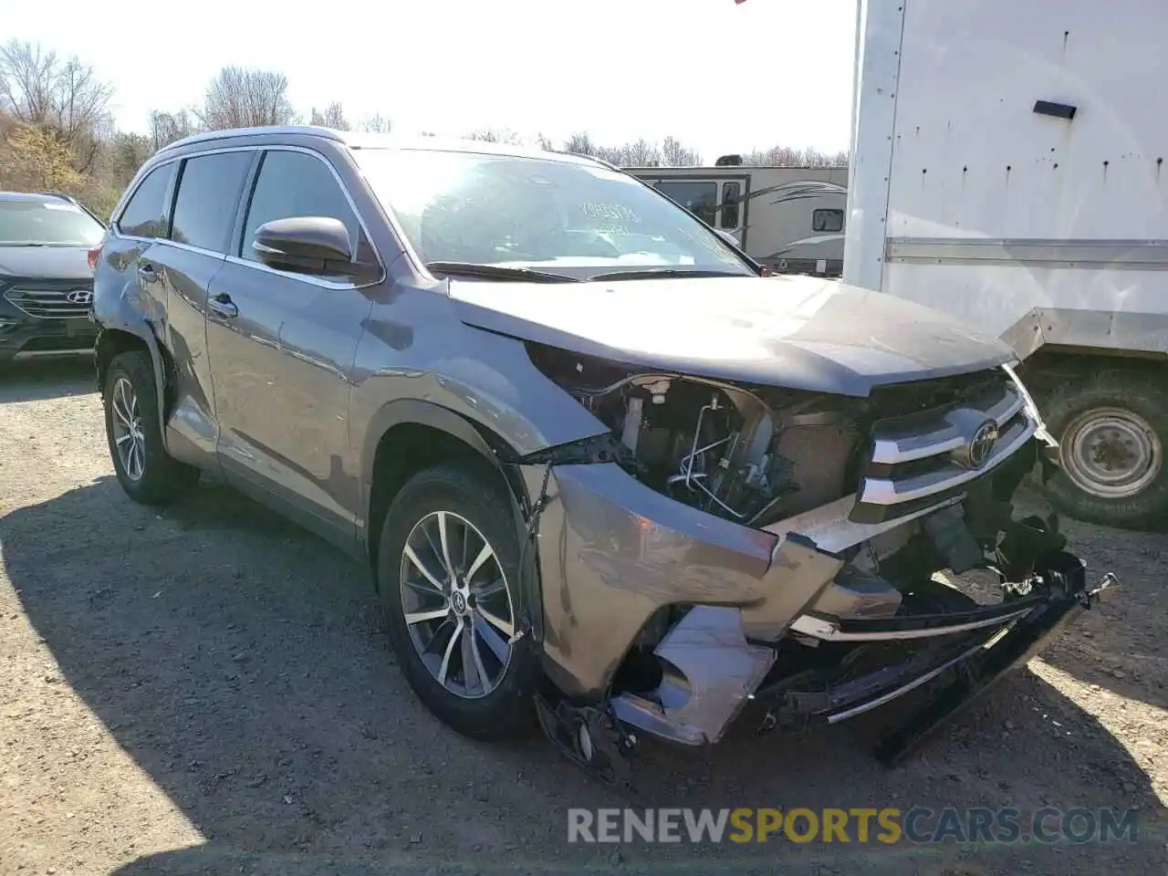 1 Photograph of a damaged car 5TDJZRFH3KS607991 TOYOTA HIGHLANDER 2019