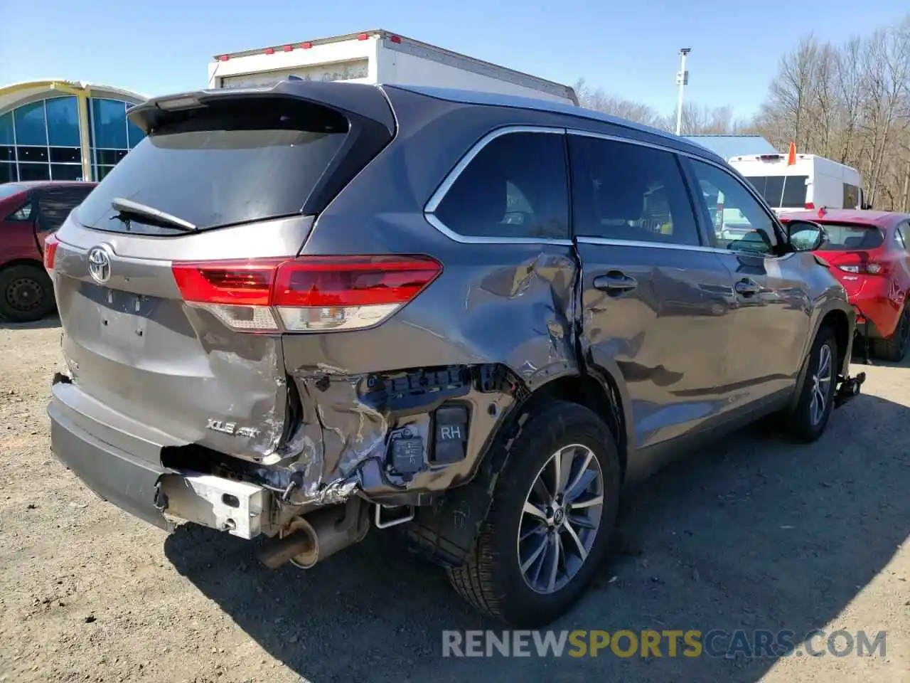 4 Photograph of a damaged car 5TDJZRFH3KS607991 TOYOTA HIGHLANDER 2019