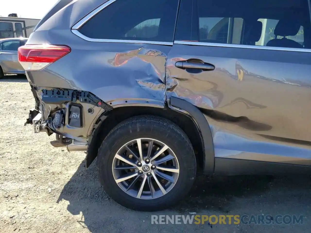 9 Photograph of a damaged car 5TDJZRFH3KS607991 TOYOTA HIGHLANDER 2019