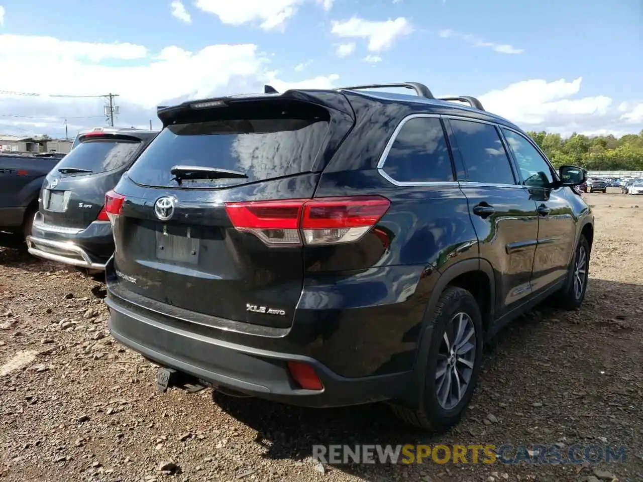 4 Photograph of a damaged car 5TDJZRFH3KS608249 TOYOTA HIGHLANDER 2019