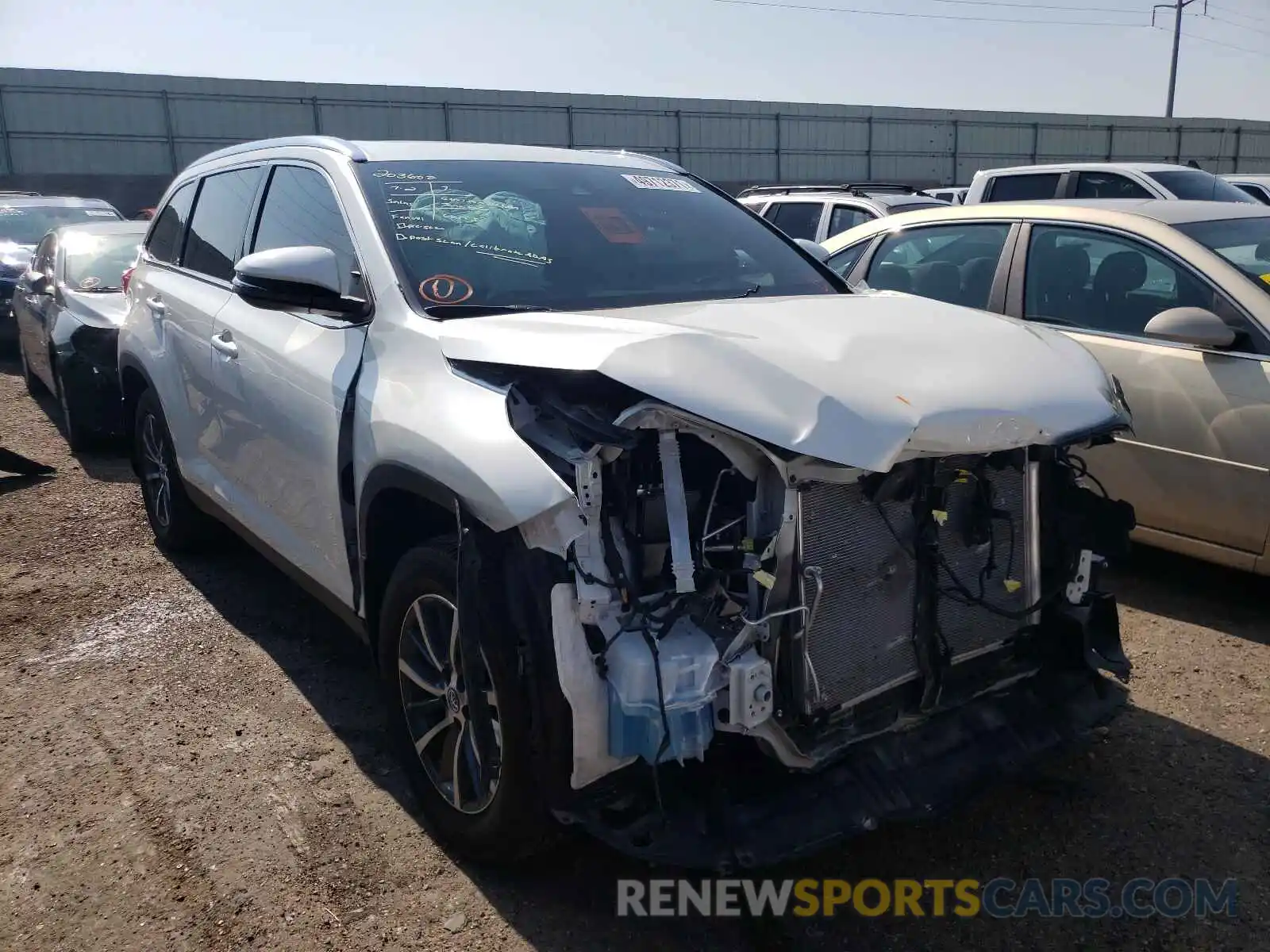 1 Photograph of a damaged car 5TDJZRFH3KS611412 TOYOTA HIGHLANDER 2019