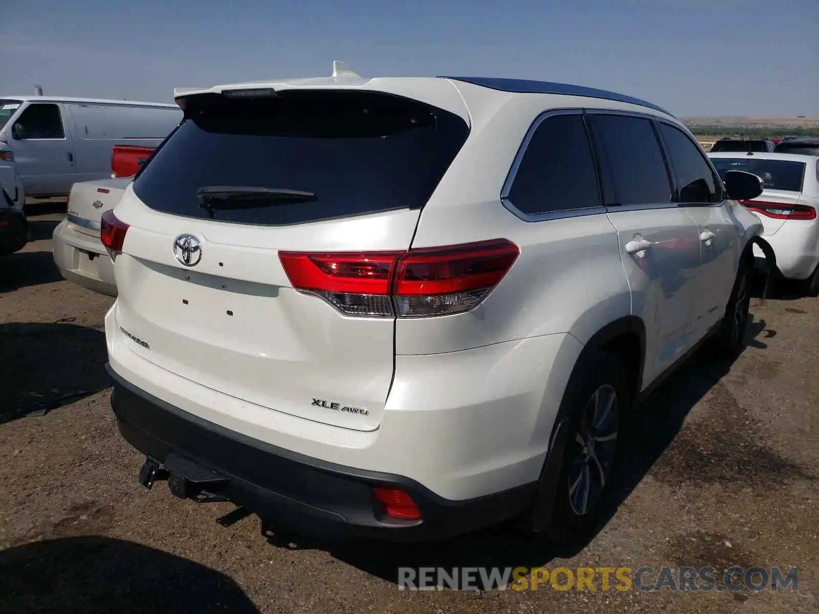 4 Photograph of a damaged car 5TDJZRFH3KS611412 TOYOTA HIGHLANDER 2019