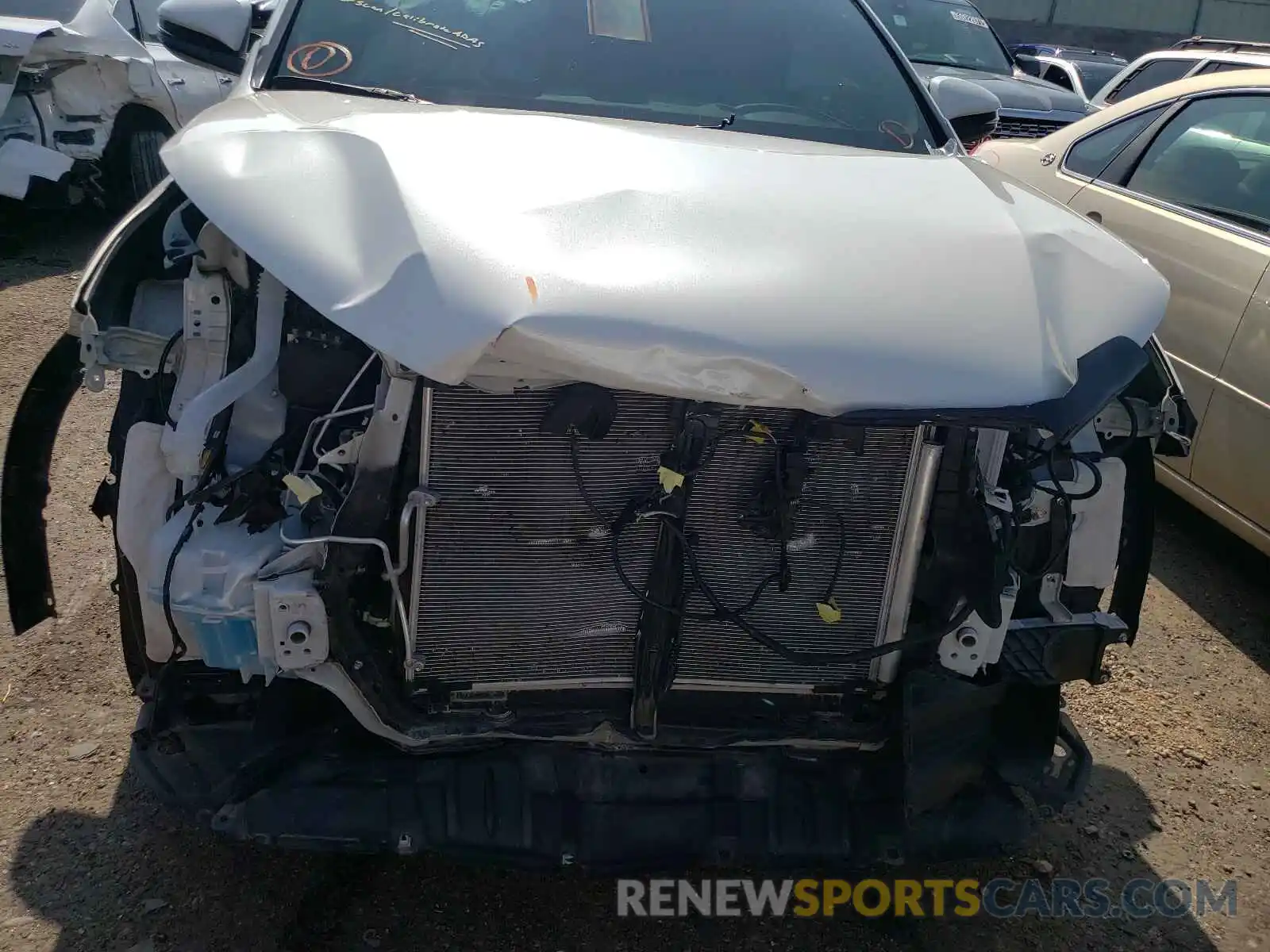 9 Photograph of a damaged car 5TDJZRFH3KS611412 TOYOTA HIGHLANDER 2019